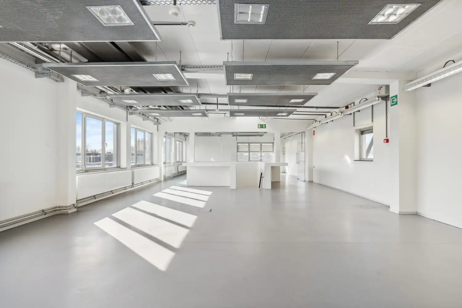 Veelzijdig kantoorgebouw met ruime parking op 2433 m² foto 21