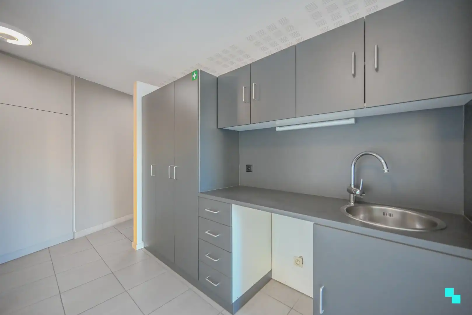 Centraal gelegen kantoorruimte in Tielt foto 9