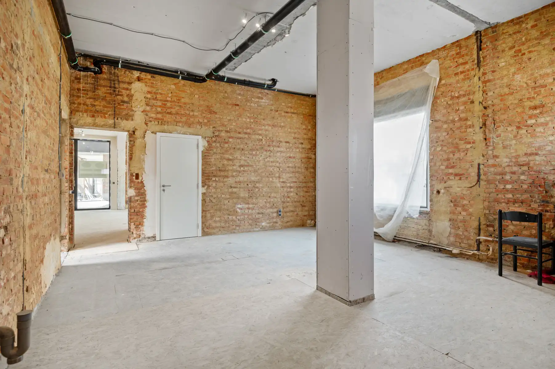 Ruim handelspand van ca. 165 m² op een commerciële locatie. foto 11