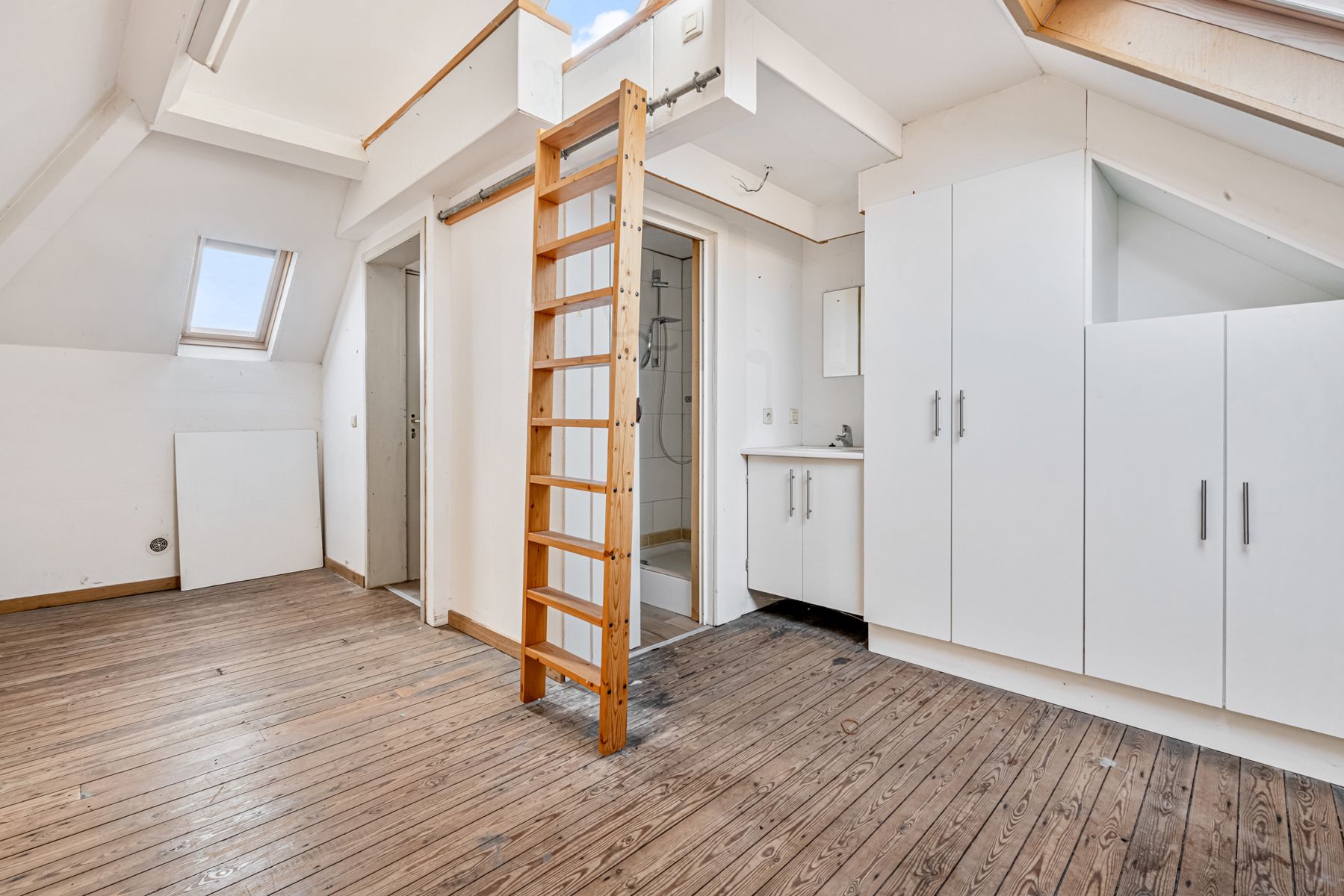 Deels te renoveren Herenwoning met 6 slpks en grote tuin. foto 18