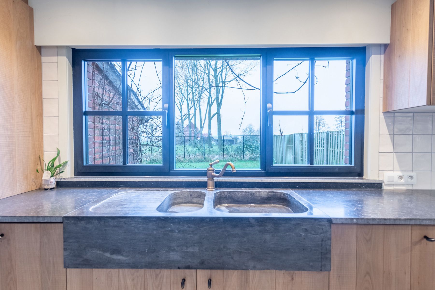 Gedeeltelijk gerenoveerd huis met bijgebouw, groen uitzicht foto 11