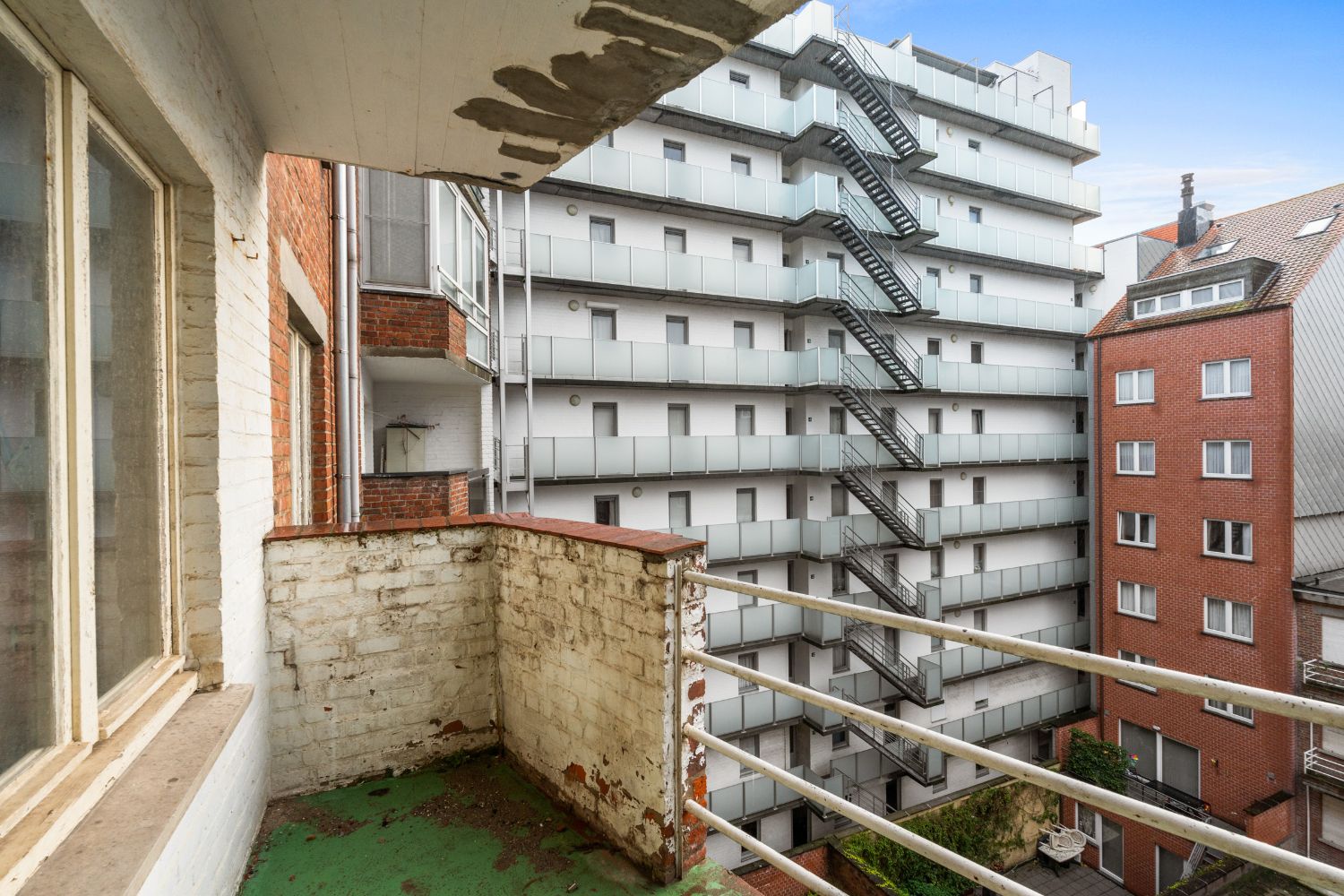 Op te frissen twee slaapkamer appartement met frontaal zeezicht. foto 13