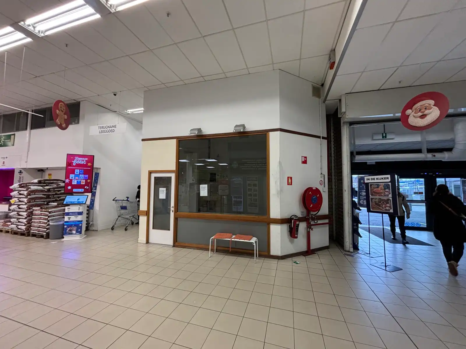 Shop-in-shop 26 m² te huur in Carrefour Oostakker foto {{pictureIndex}}