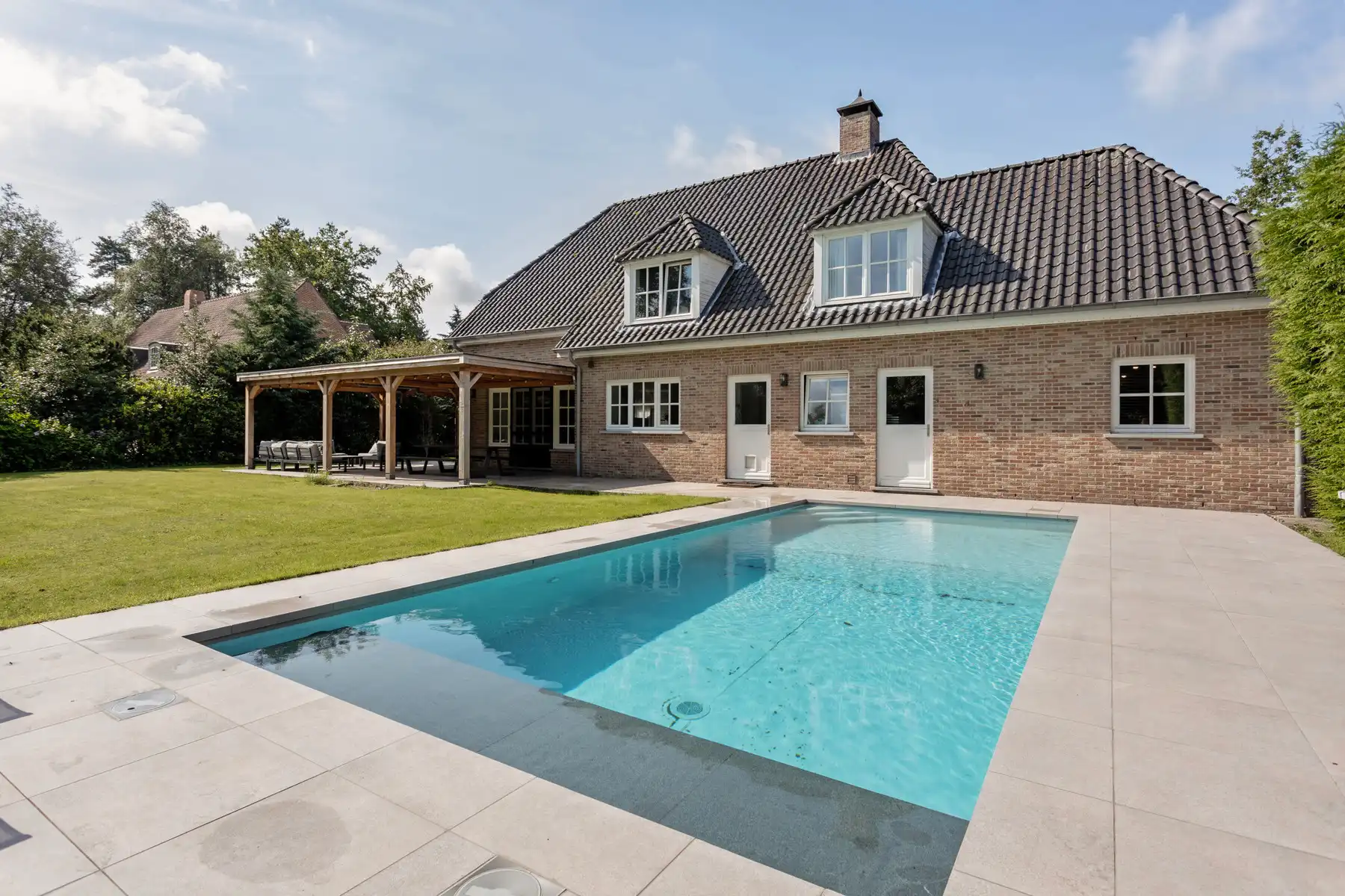 Grotendeels gerenoveerde villa in “De Lint” foto {{pictureIndex}}