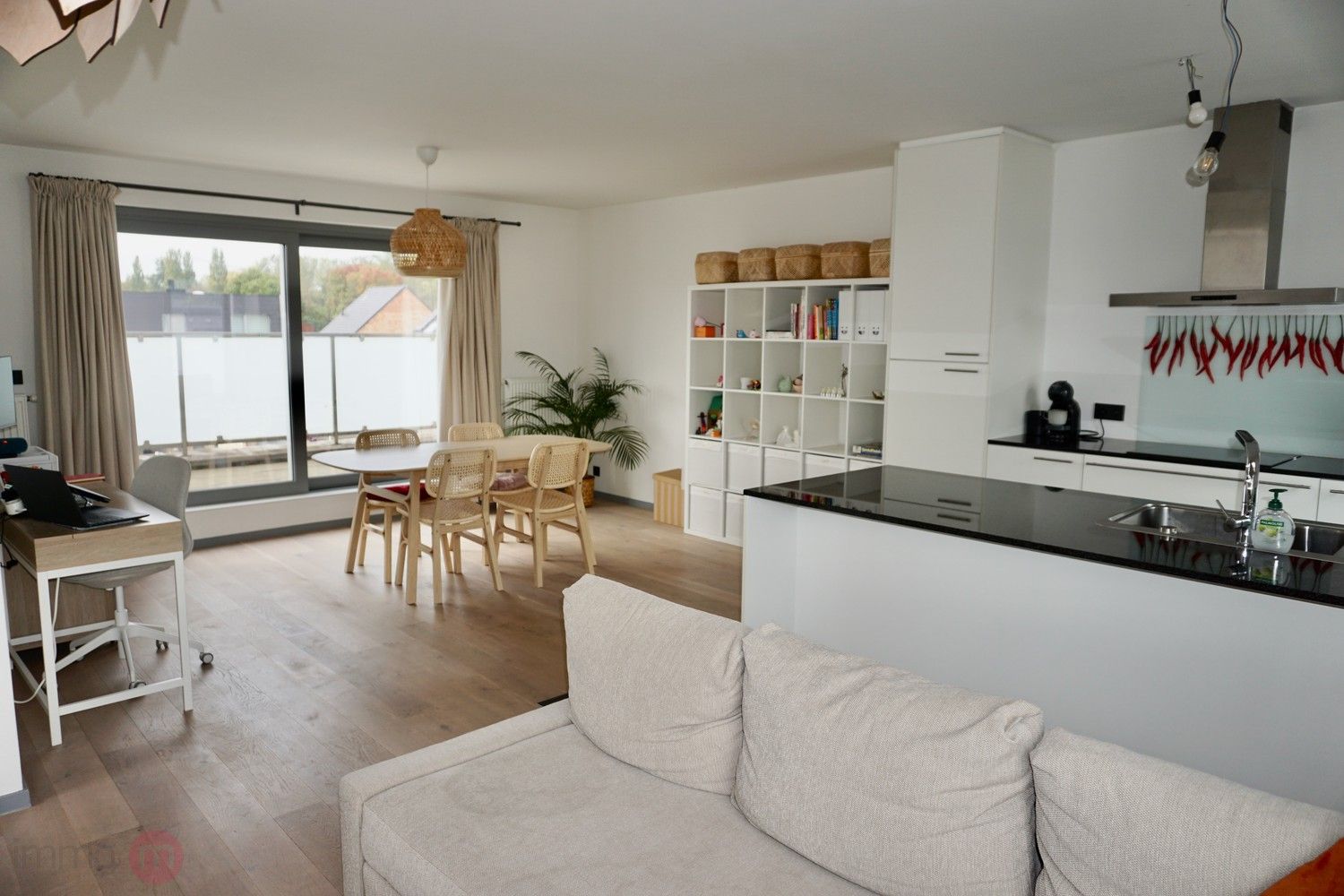 Recent goed gelegen duplexappartement met 2 slaapkamers, 3 grote terrassen en een autostaanplaats. foto 7