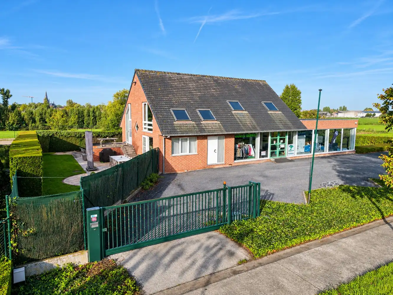 Handelspand met ruime woning, ondergronds magazijn/garage en veel parkeermogelijkheden langs de N32 foto 3