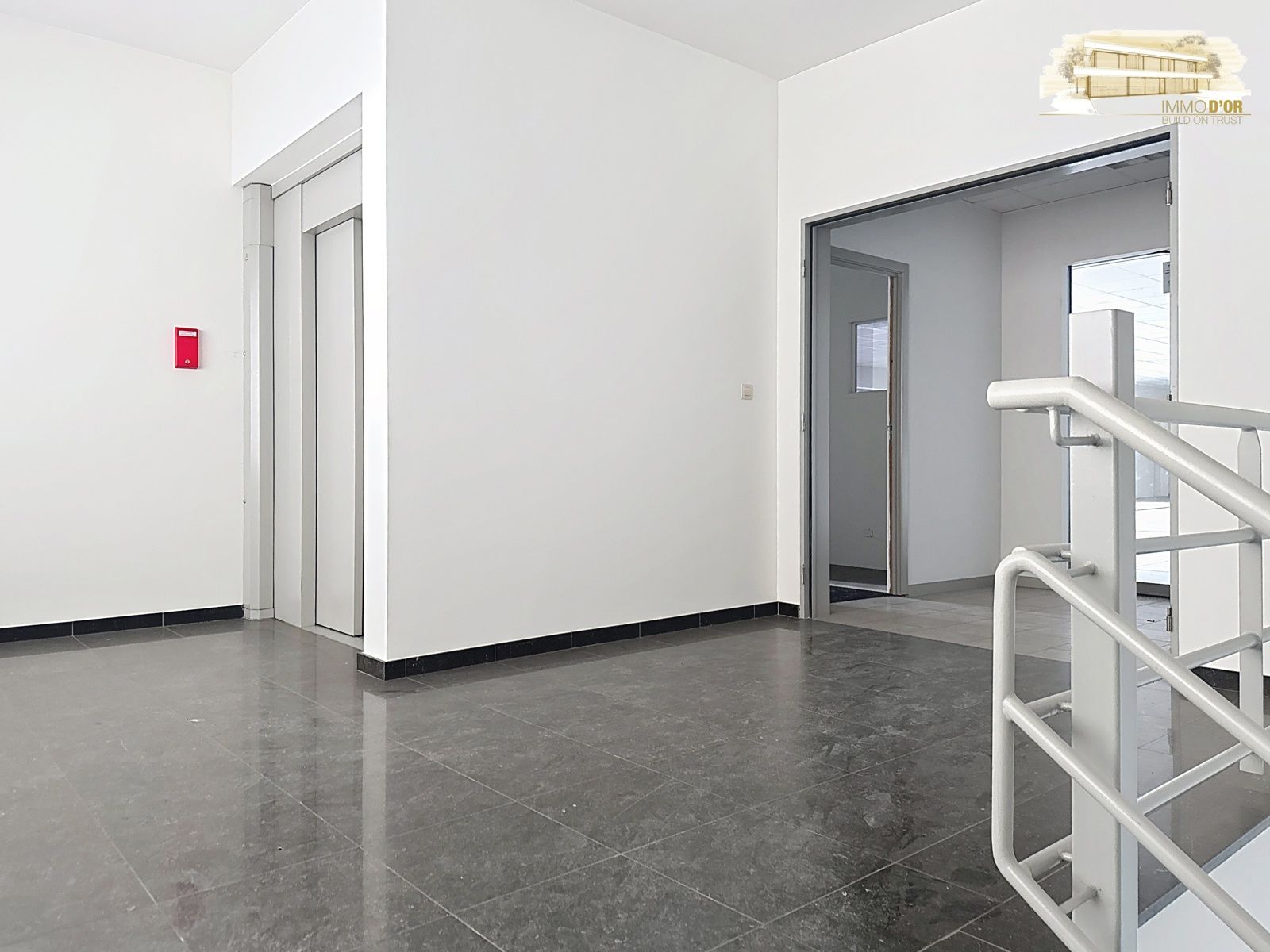 POLYVALENTE COMMERCIELE/KANTOOR RUIMTE MET RUIME PARKING foto {{pictureIndex}}