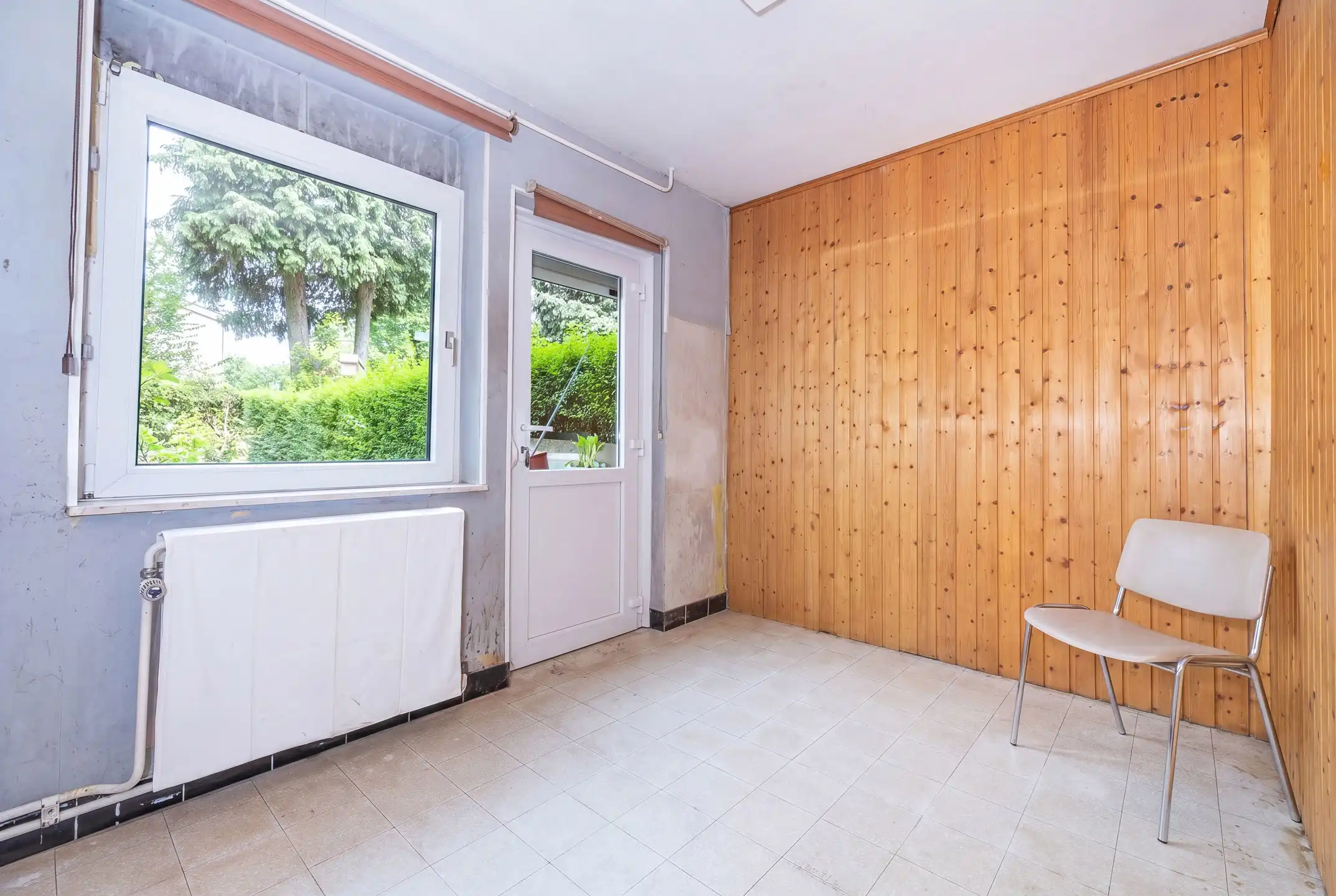 Rustig gelegen huis met drie gevels, tuin en garage foto 5