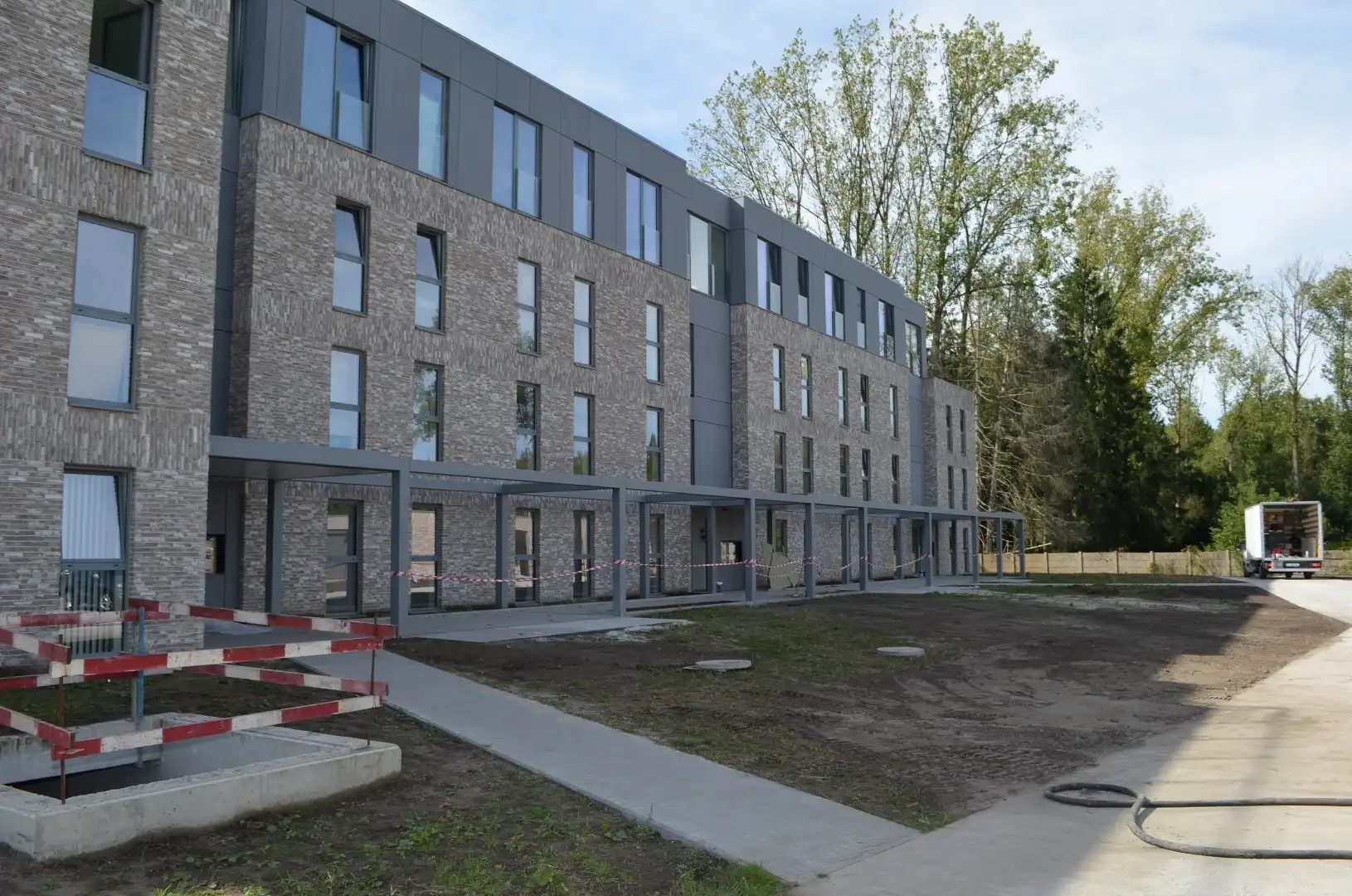 Wonen aan 't kanaal in Residentie Bakboord in een 2 slpk appartement met ruim terras.  Lift aanwezig. foto 3