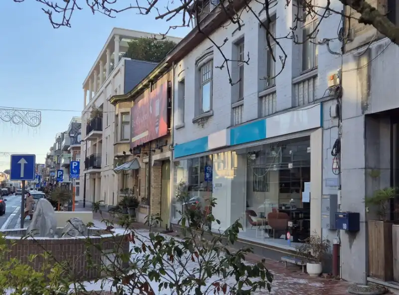 Roeselare-stadskern. Uitstekend zichtbaar gelegen gelijkvloers handelspand met extra 2 verdiepingen potentieel. Bestaande huuropbrengsten. Potentieel polyvalent pand ! foto 3