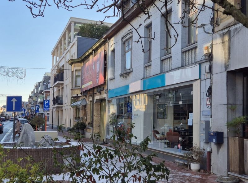 Roeselare-stadskern. Uitstekend zichtbaar gelegen gelijkvloers handelspand met extra 2 verdiepingen potentieel. Bestaande huuropbrengsten. Potentieel polyvalent pand ! foto 3