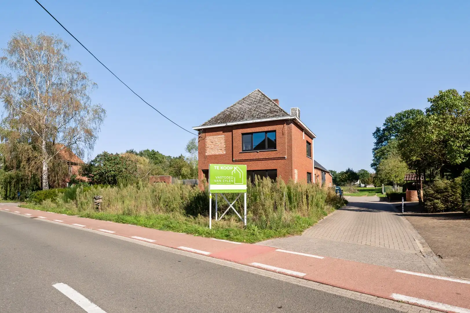 Vrijstaande woning op een ruim perceel van 3.330 m² met prachtig groen uitzicht en tal van mogelijkheden foto 2
