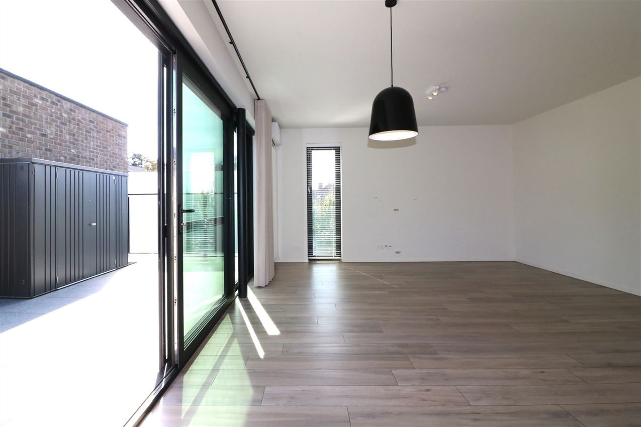 Zonnig appartement met ruim terras, twee slaapkamers in centrum foto 5