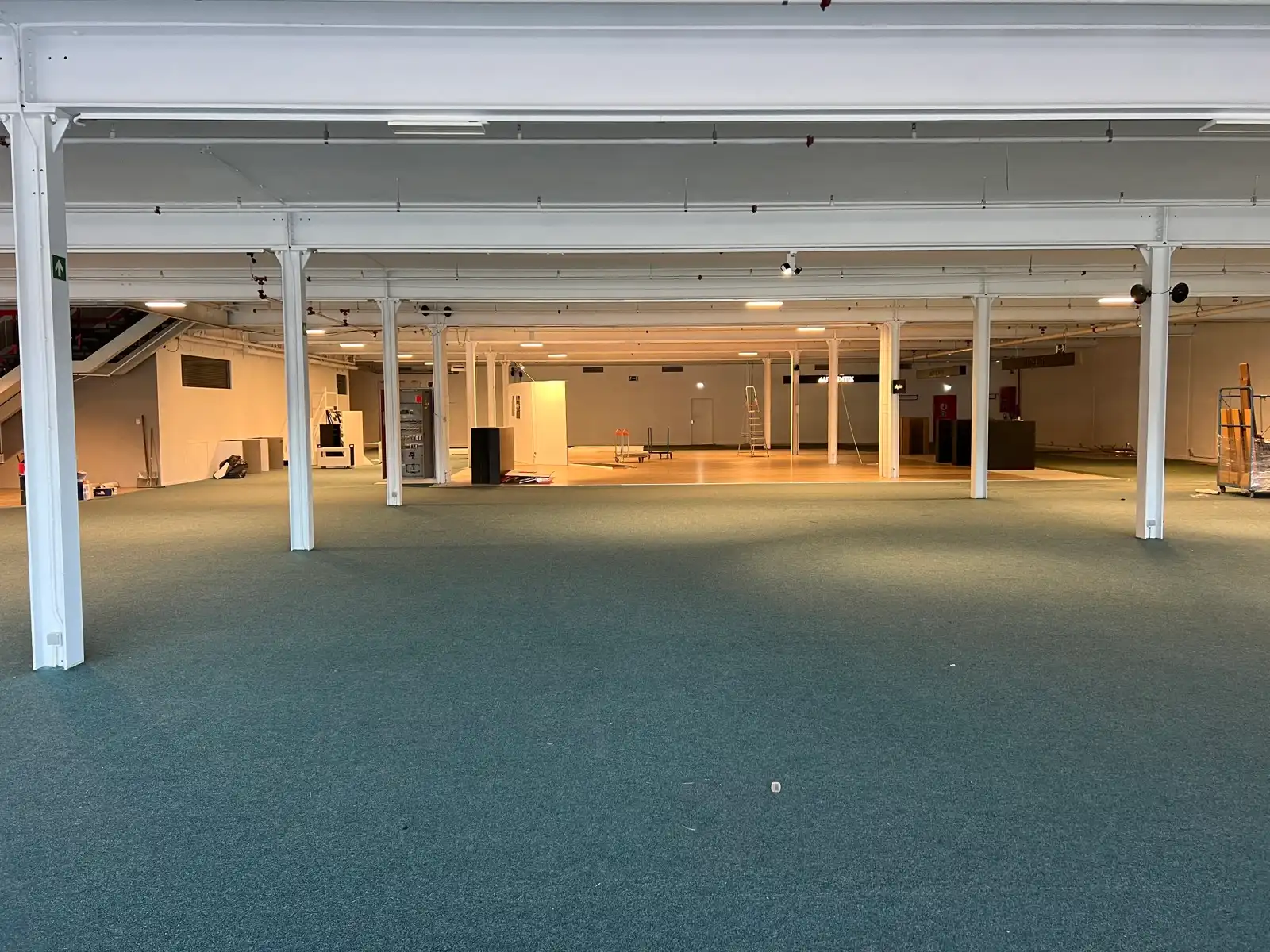 Tijdelijke verhuur van commerciële ruimte / opslagplaats op TOP ligging. foto 5