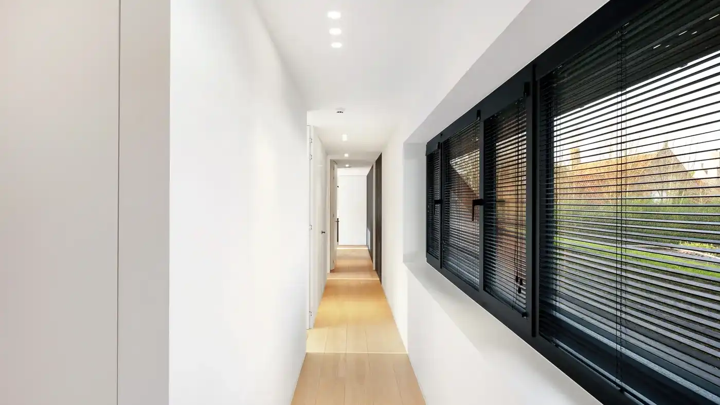 Perfect georiënteerde villa met zwembad voorzien van een duurzame luxeafwerking foto 20
