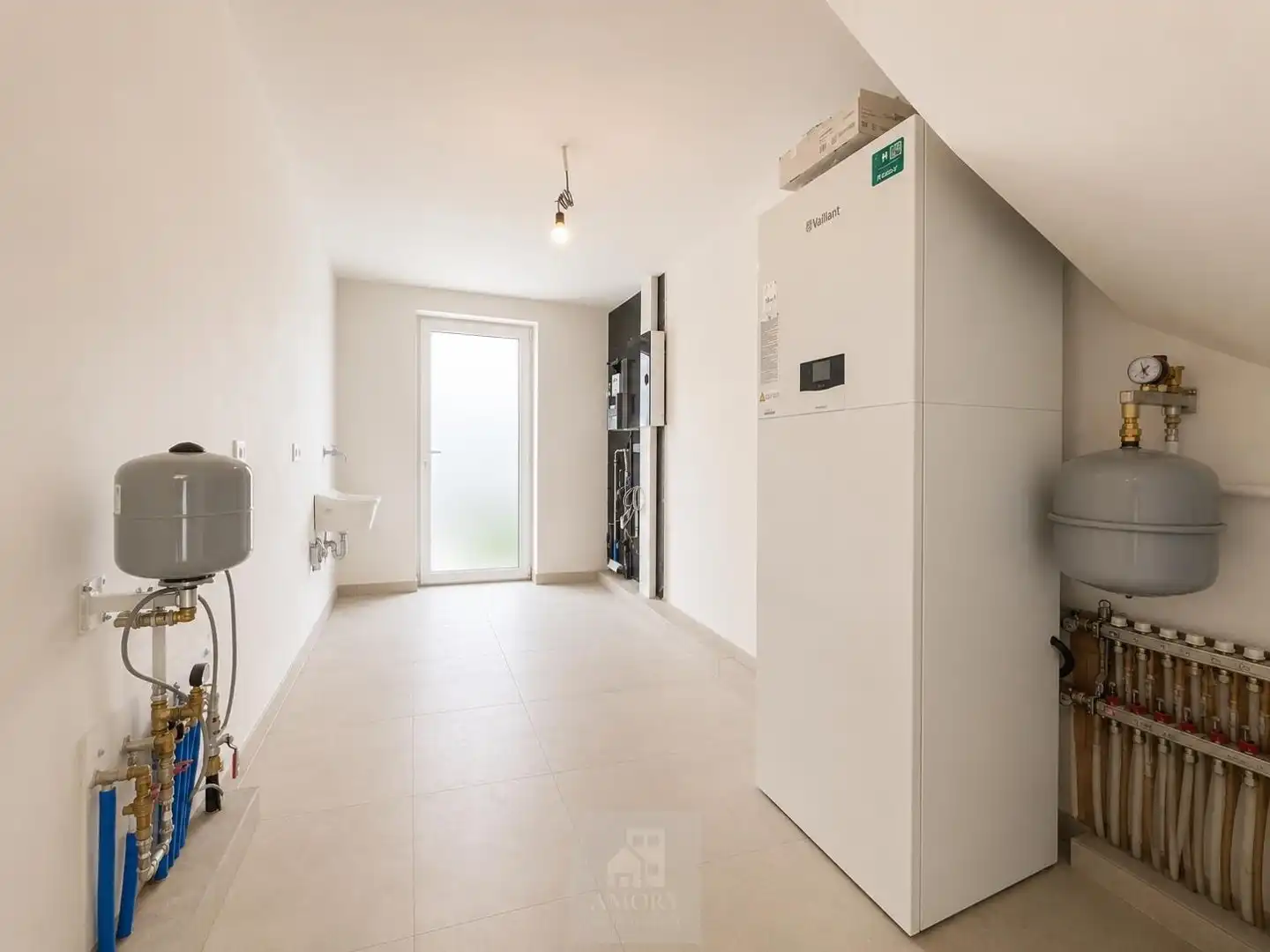 Zeer ruime en moderne halfopen nieuwbouwwoning foto 7