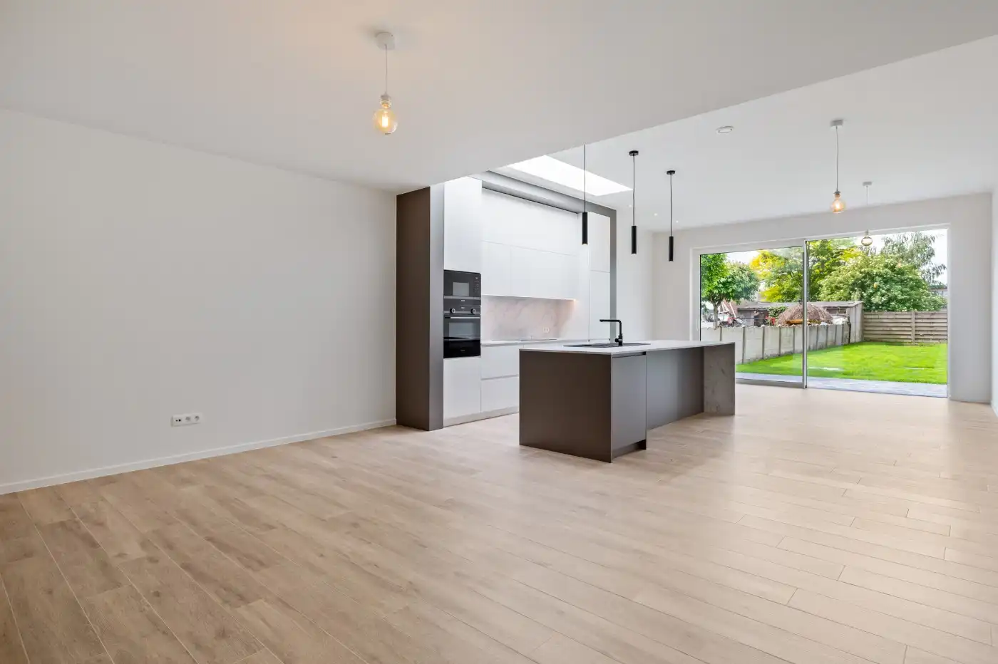 Ruime nieuwbouwwoning met 3 slpk., grote tuin en inpandige garage foto 2