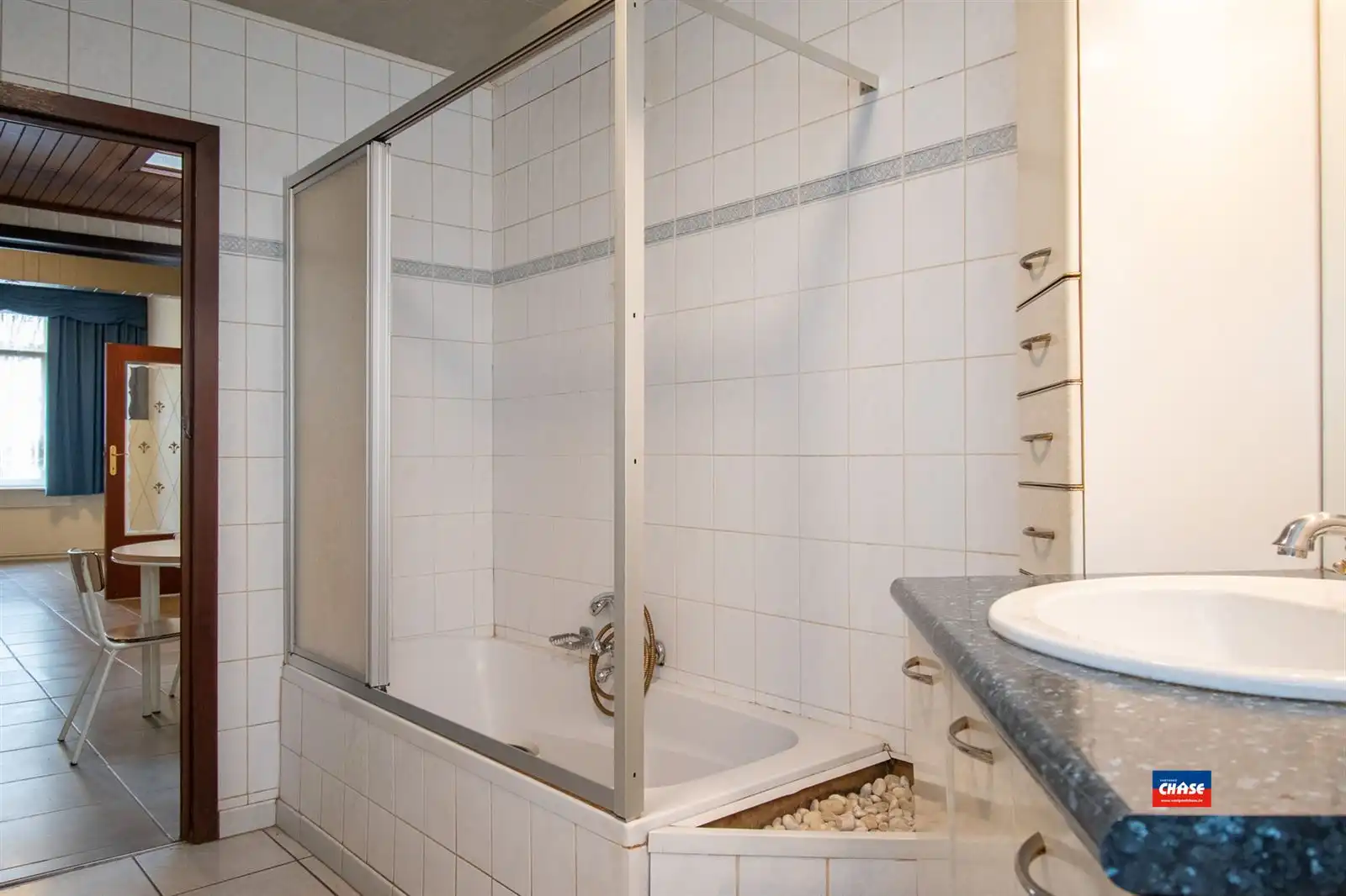 Te renoveren rijwoning met twee slaapkamers en tuin foto 8