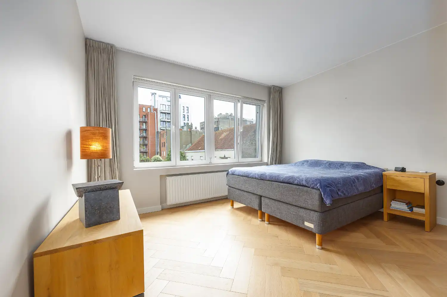 Gerenoveerd twee slaapkamer appartement met open zicht foto 19