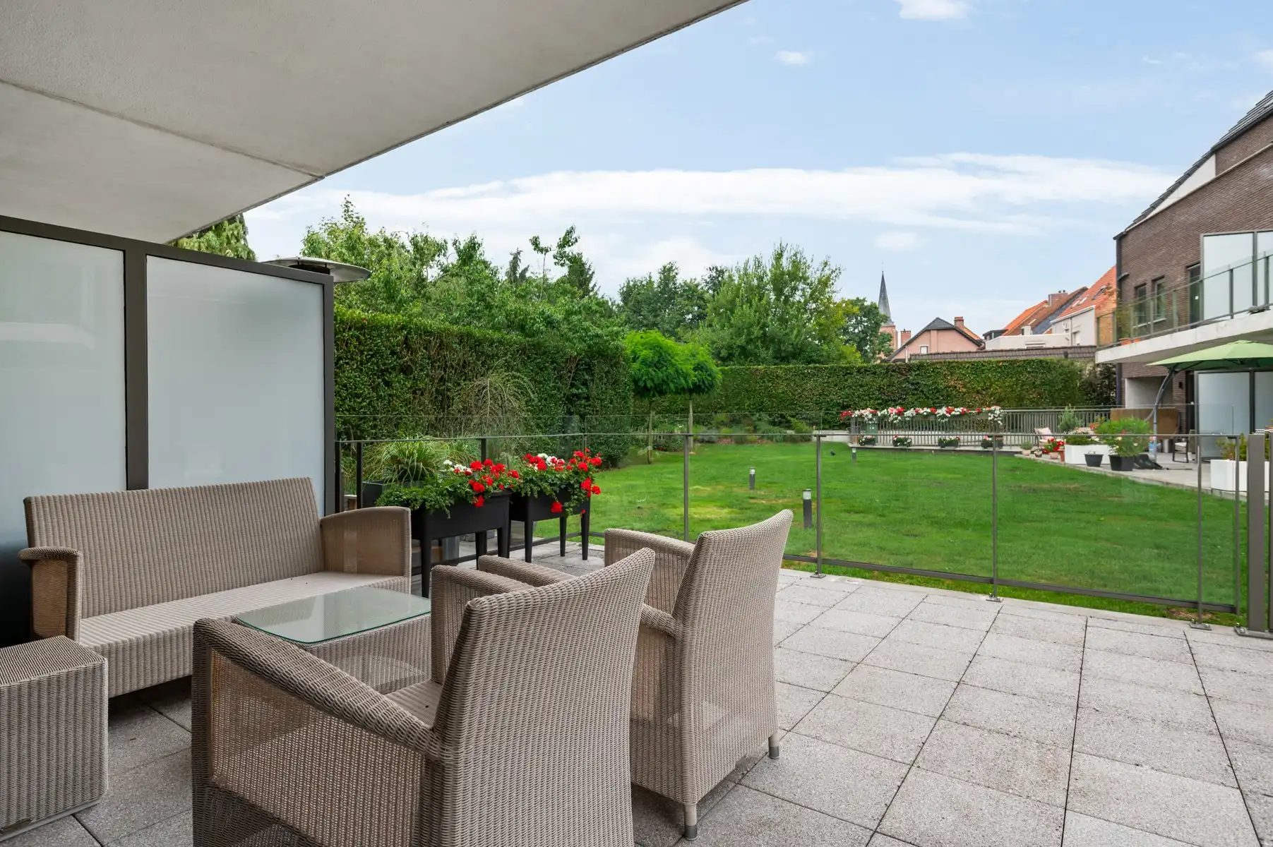 Gelijkvloers appartement met 2 slaapkamers, bureau en terras foto 2