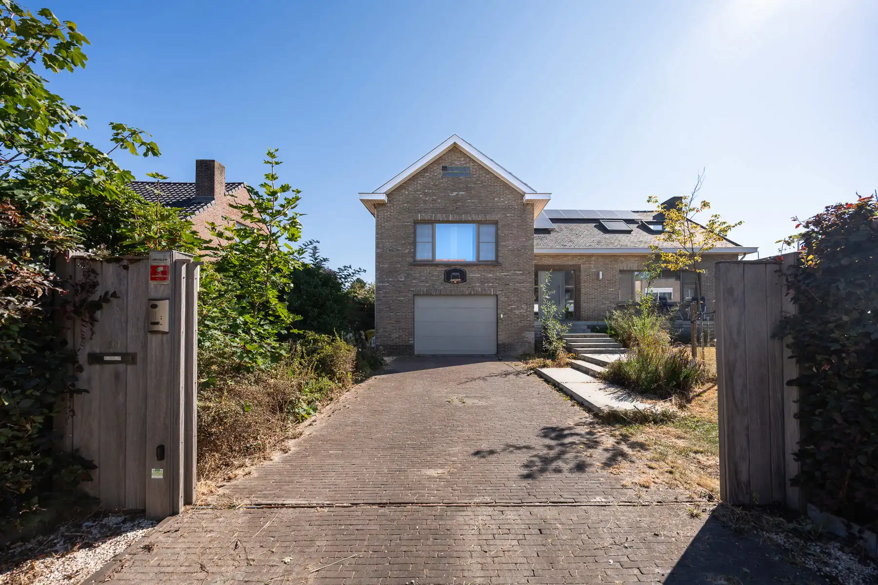 Ruime gezinswoning met 4 slaapkamers op perceel van 528 m² foto 2