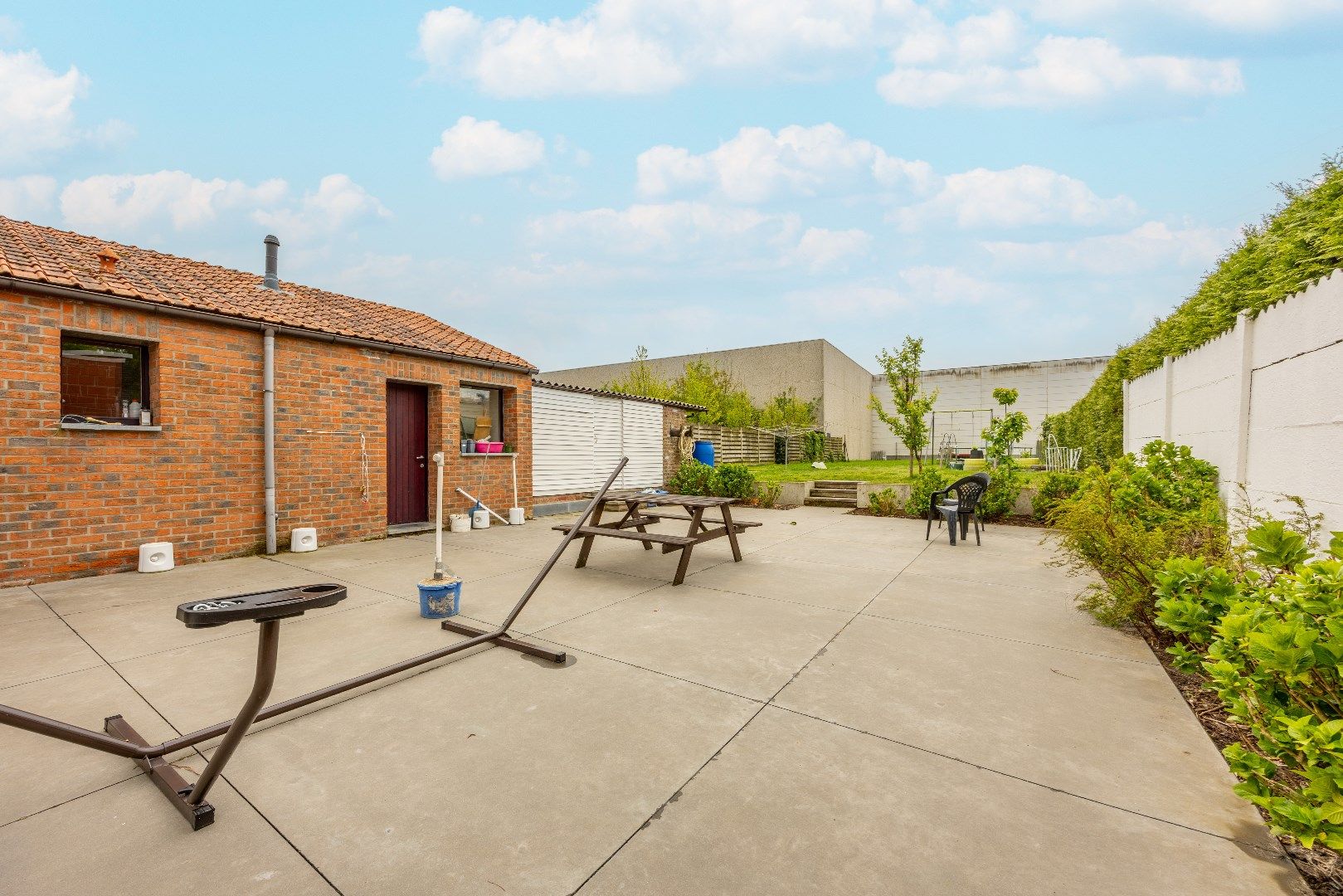 Halfopen woning met fantastisch grote tuin!  foto 2