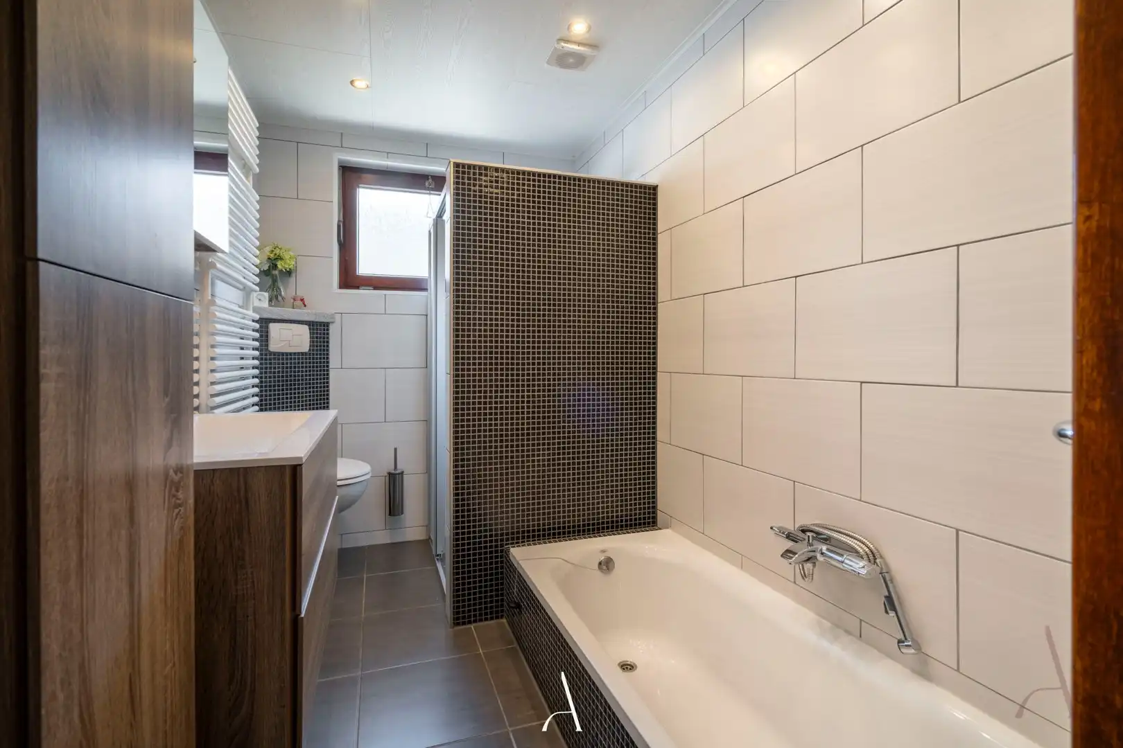 Instapklare gezinswoning met verwarmd zwembad en levensbestendige indeling op 840 m² foto 13