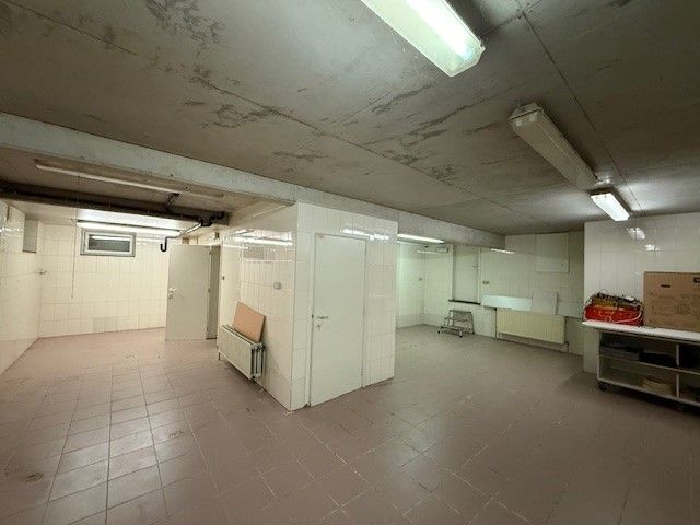 Ruim handelspand met kelder te huur op topligging nabij E17 en R4 foto 4
