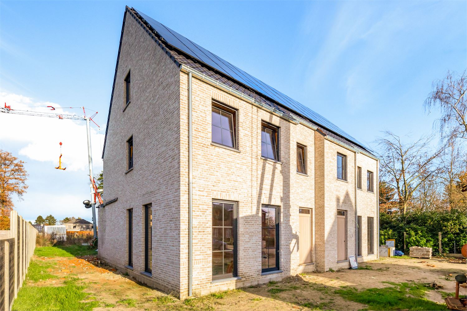 Idealis Vastgoed – Charmante CASCO+ woning met 2 tot 3 ruime slaapkamers, ruime woonkamer met open keuken, berging, achterinkom met wasruimte, badkamer en met maar liefst 18 zonnepanelen. De woning is gelegen op een rustig perceel aan de bosrand. foto {{pictureIndex}}