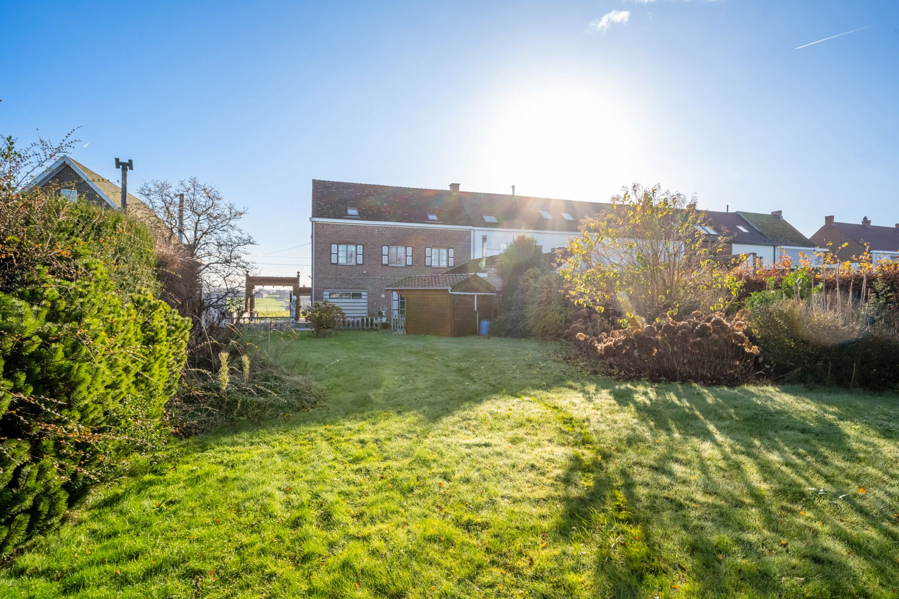 Statige halfopen bebouwing grote tuin&uitzicht op de velden foto 3