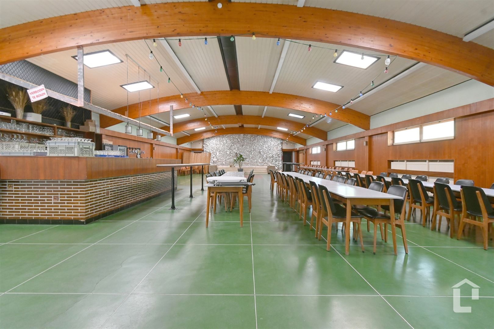 Handelspand met feestzaal op prachtig terrein met bos foto 6