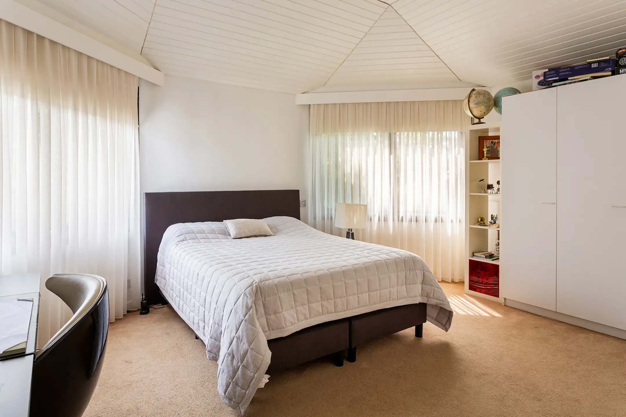 Topgelegen architectenwoning met ruim tuin en binnenzwembad. foto 39