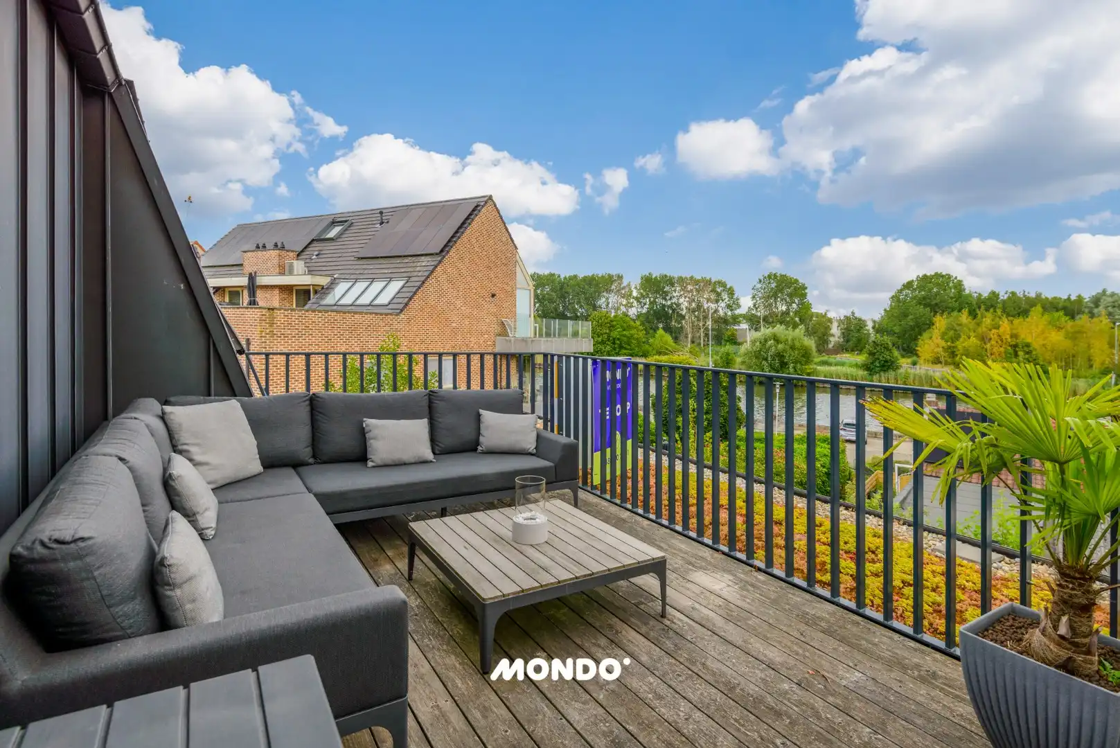 Energiezuinig penthouse met ruim terras, autostaanplaats en zicht op het kanaal foto 3