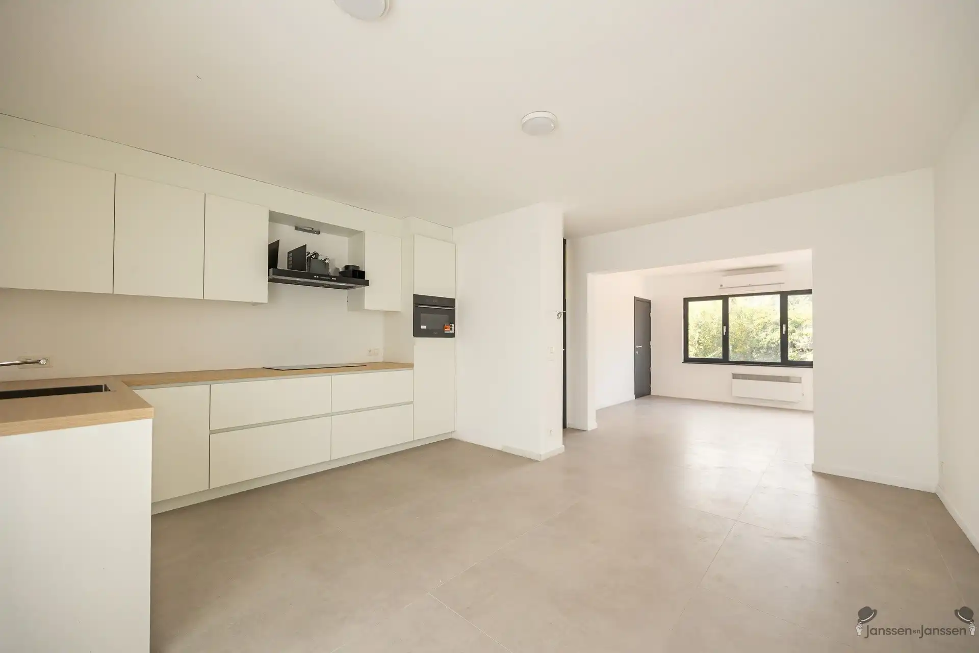 Karaktervolle, gerenoveerde woning met veelzijdige indeling tegenover de kerk van Brecht  foto 3