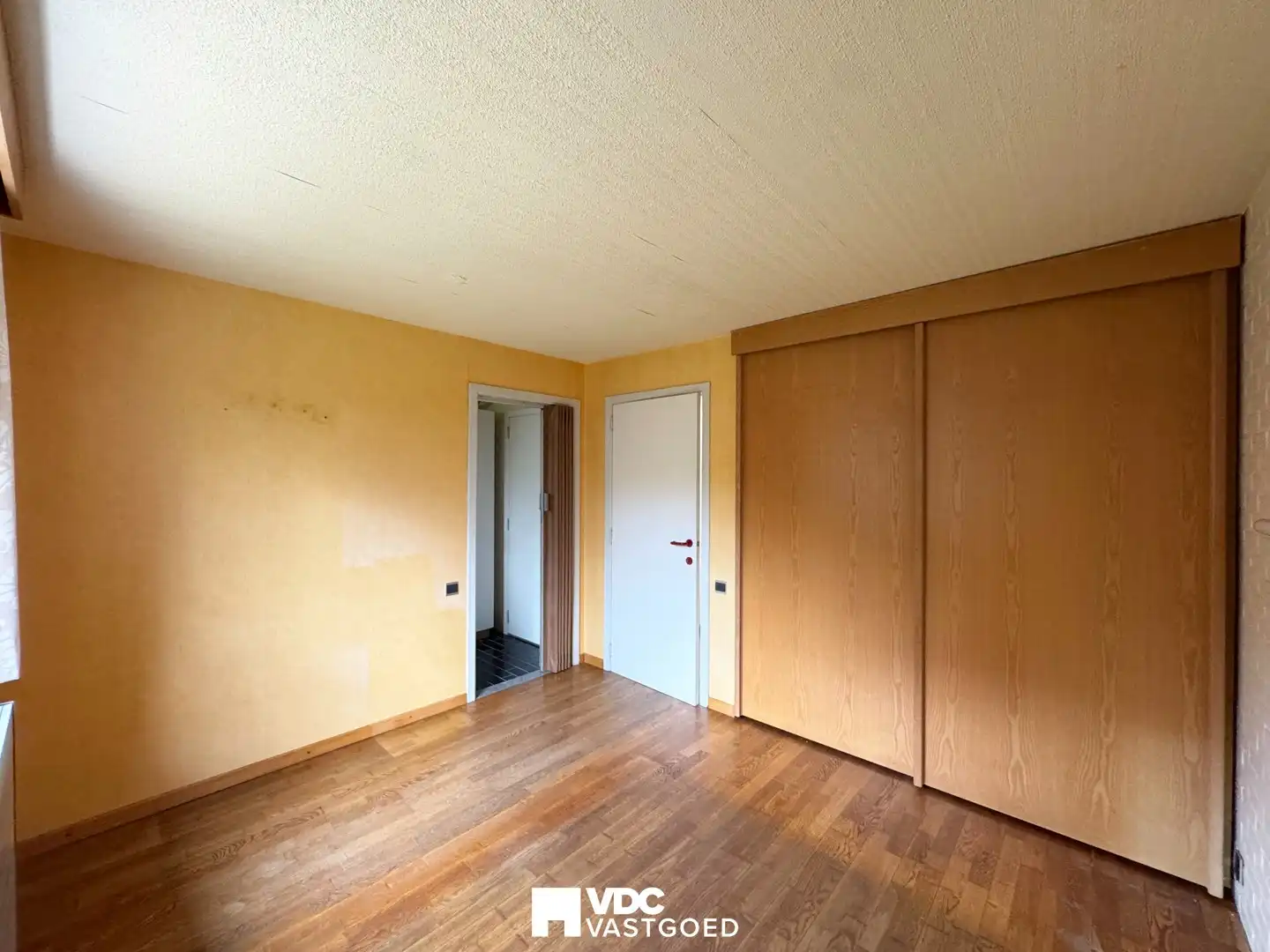 Ruime open bebouwing met prachtige tuin en veel potentieel foto 18