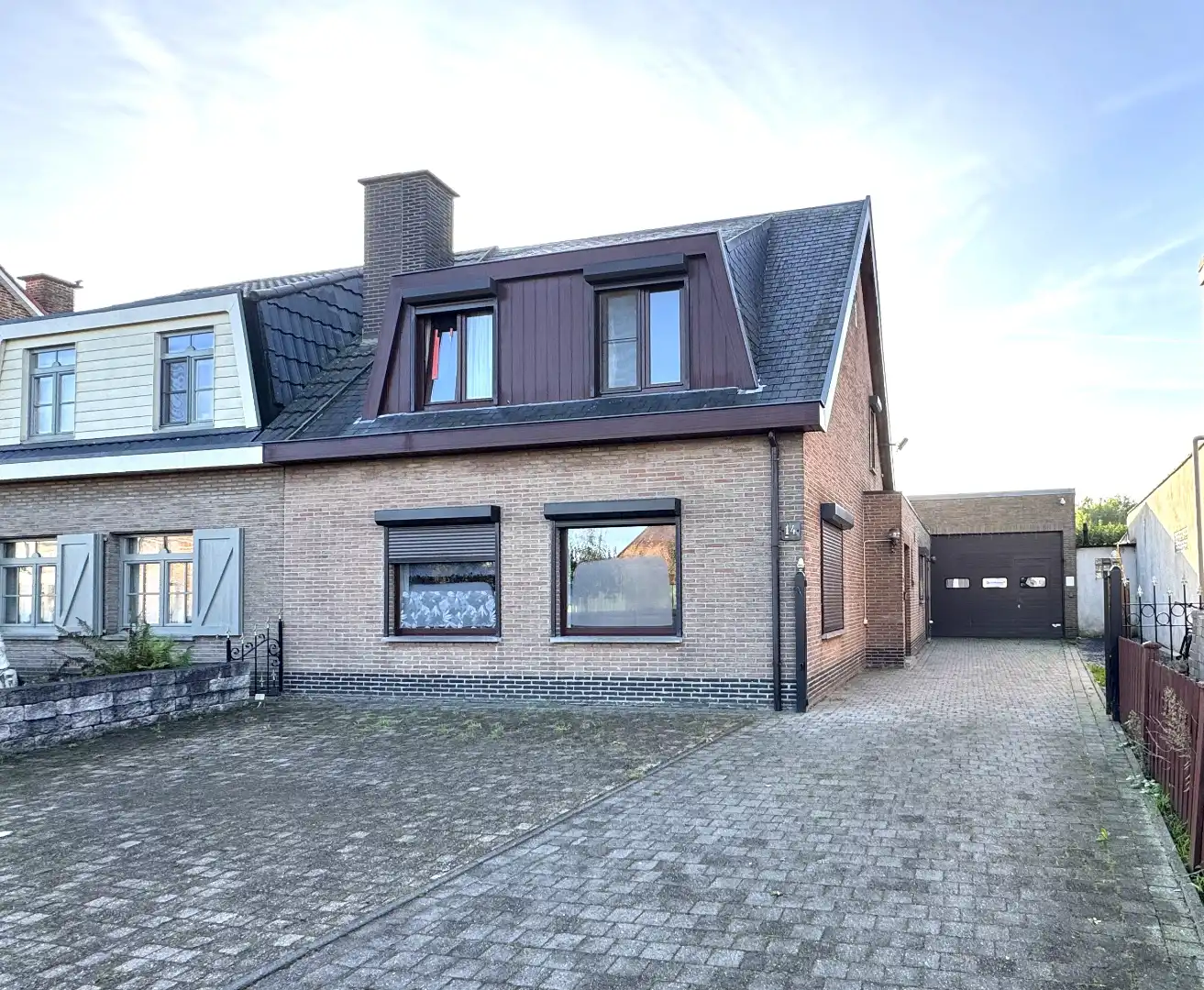 Unieke opportuniteit in Melsele: Karaktervolle woning met ruim magazijn/atelier (286 m²) op een perceel van 859 m² foto {{pictureIndex}}