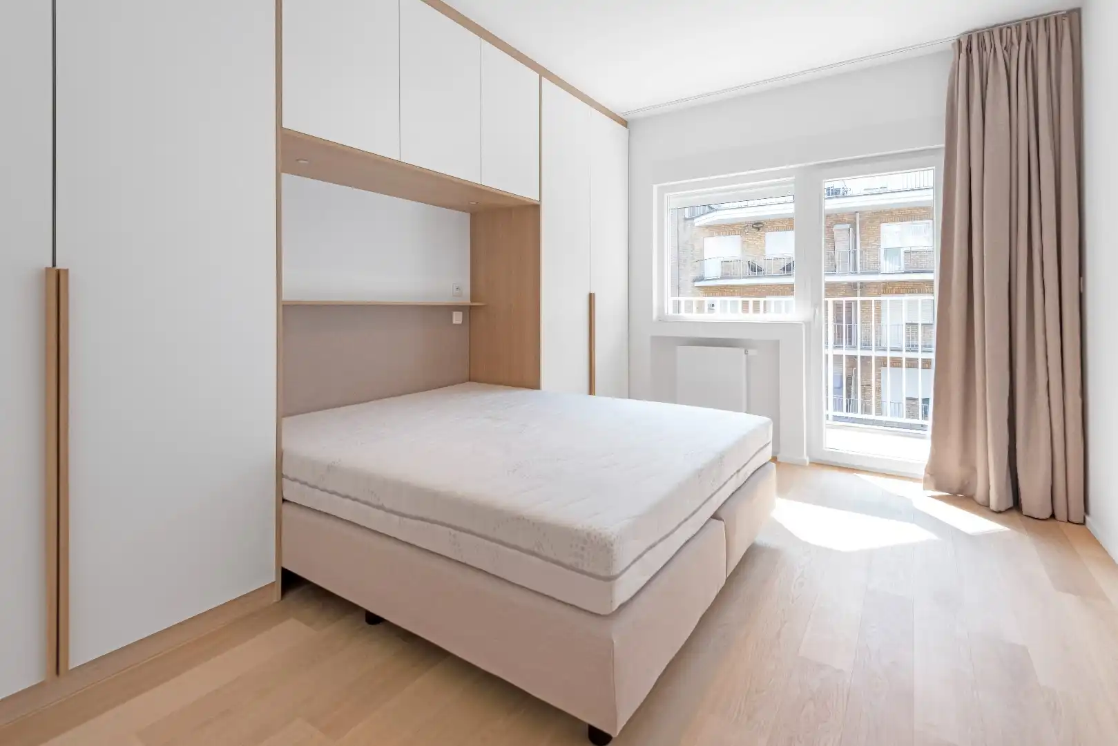 Ruim plateau-appartement met frontaal zeezicht (10 meter gevelbreedte) gelegen aan het Rubensplein. Inpandige parking. foto 16