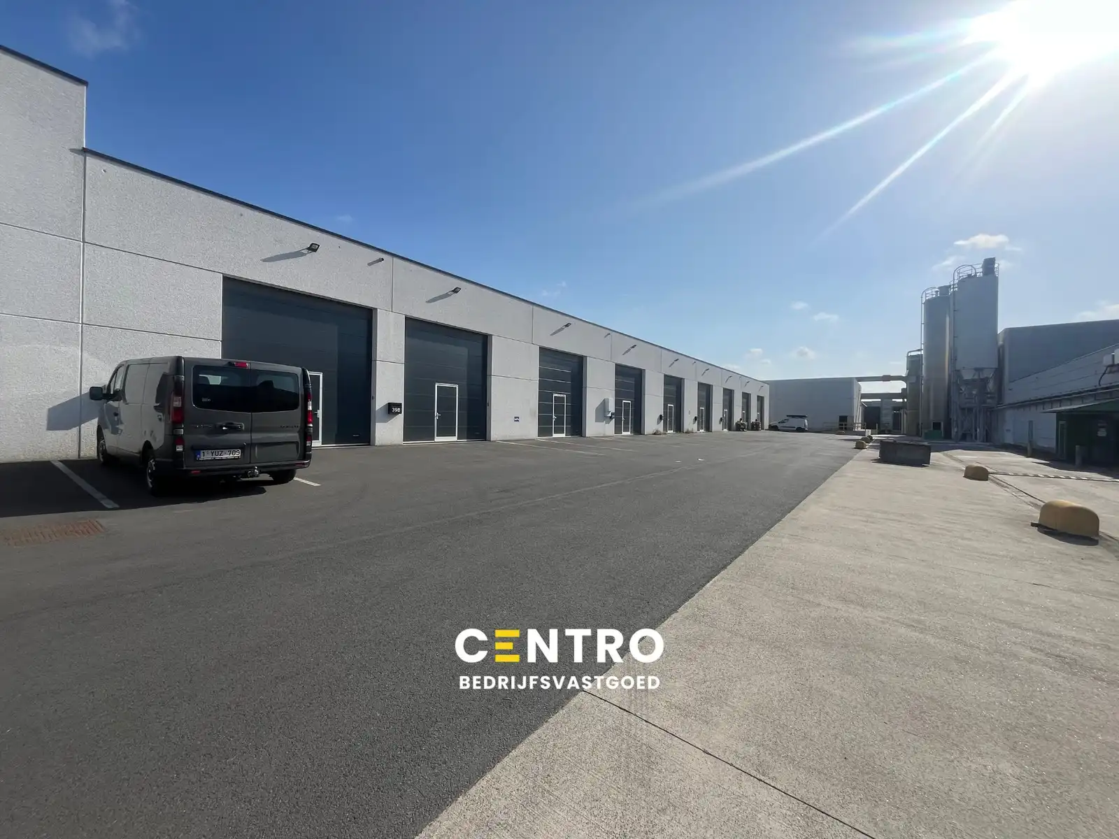 Geïsoleerde NB OPSLAGRUIMTE (±122m²) met hoge sectionaalpoort en private parking voor de deur. Op ambachtelijke zone te Maldegem. foto {{pictureIndex}}