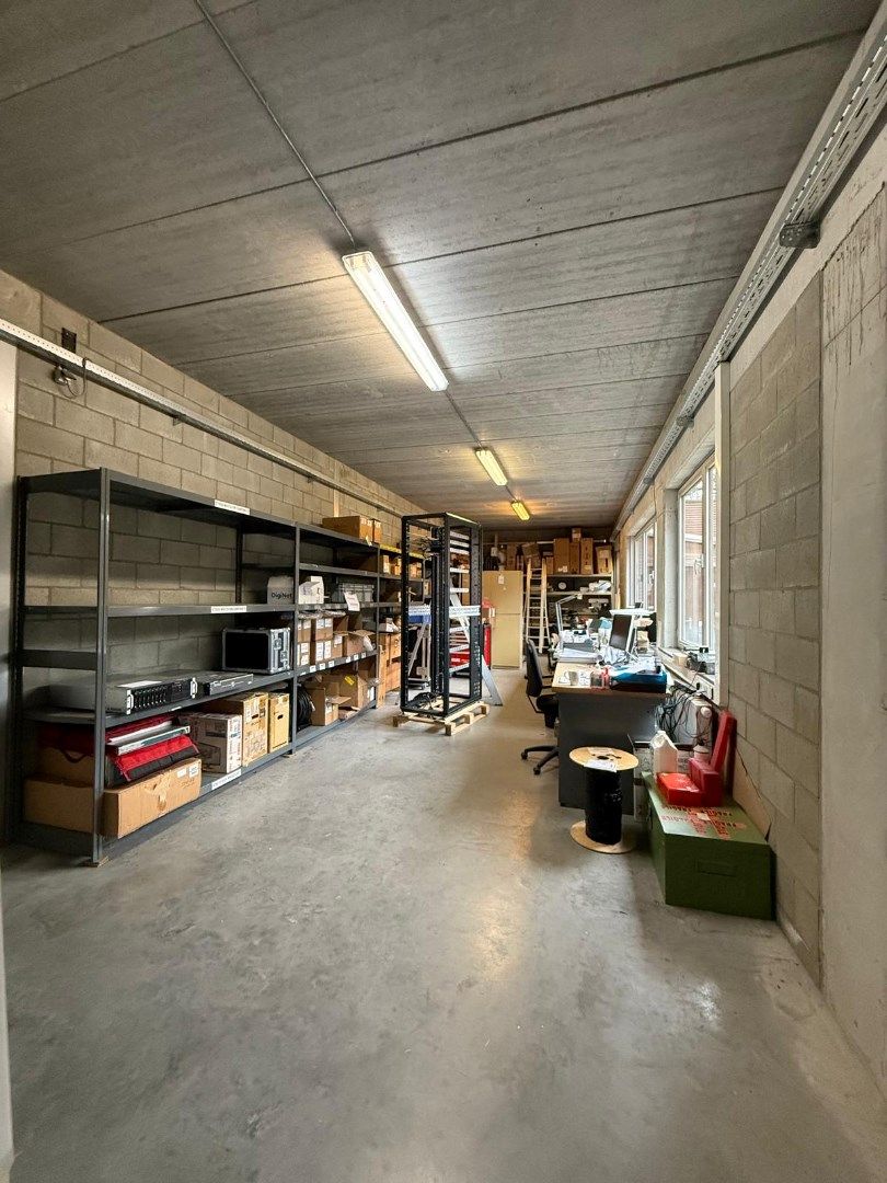 Handelsgelijkvloers met depot en weldra 2 lofts of 4 appartementen. foto 10