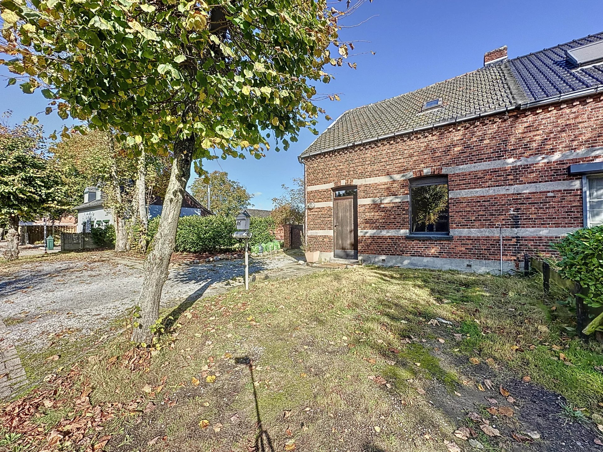 Hoofdfoto van de publicatie: Gezellige, ruime te renoveren woning op een groot perceel.