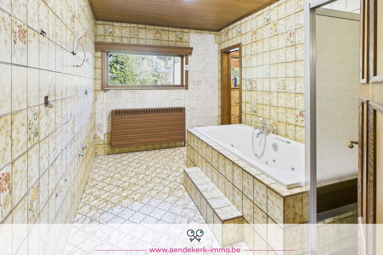 Ruime, te renoveren, woning met loods/stal in As foto 9