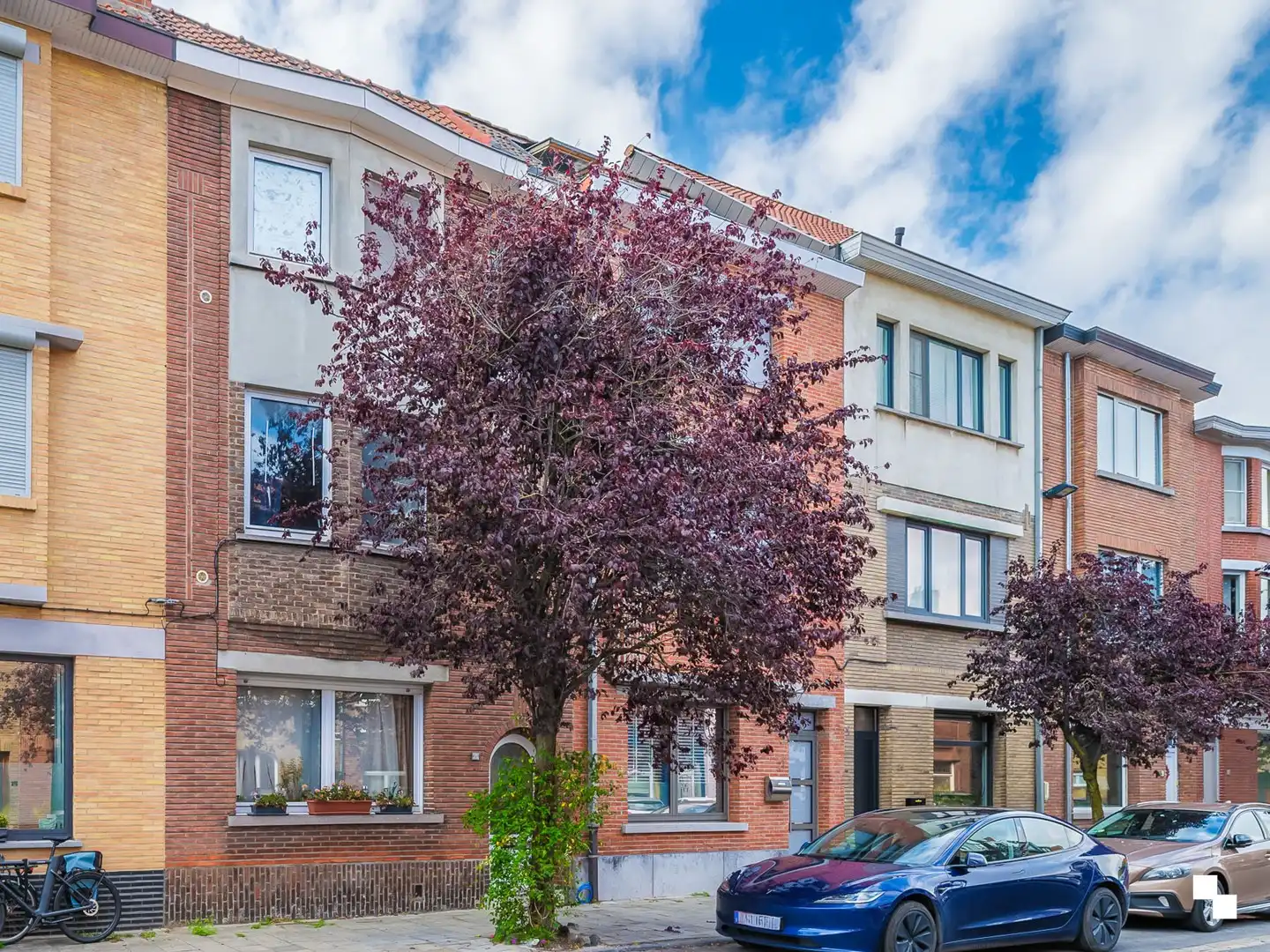 Hoofdfoto van de publicatie: Te renoveren woning in een van de meest begeerde straten van Gentbrugge