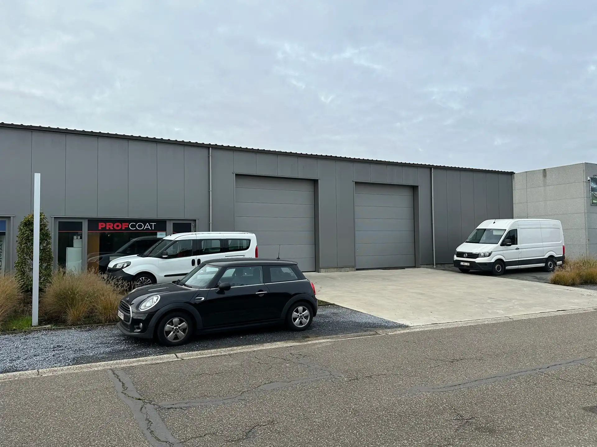 TE HUUR Hasselt - Magazijn (250m²) met bureel & sanitair foto {{pictureIndex}}