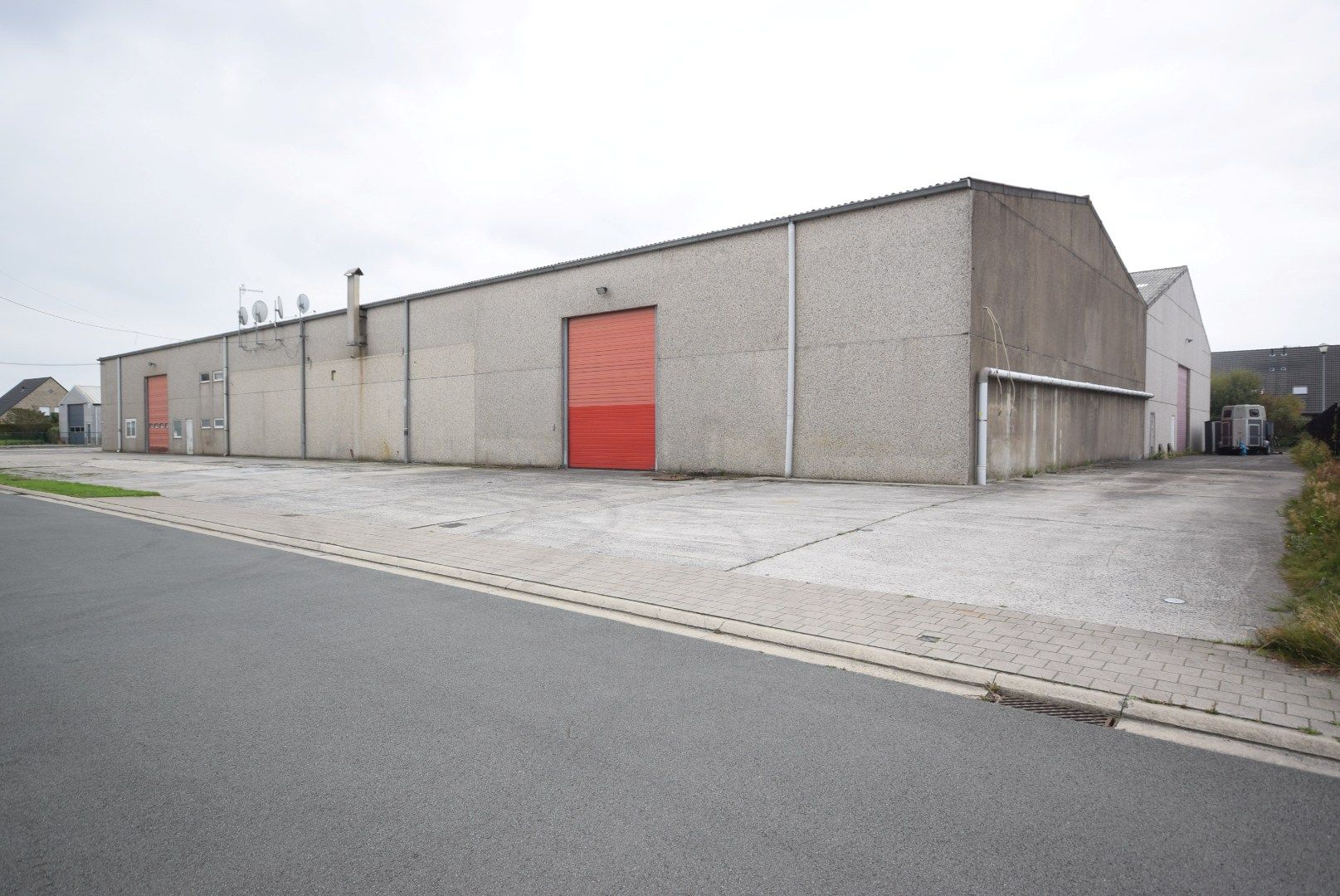 VEELZIJDIGE RUIME LOODS VAN 1150 M² MET BURELEN EN TOONZAAL  foto 12