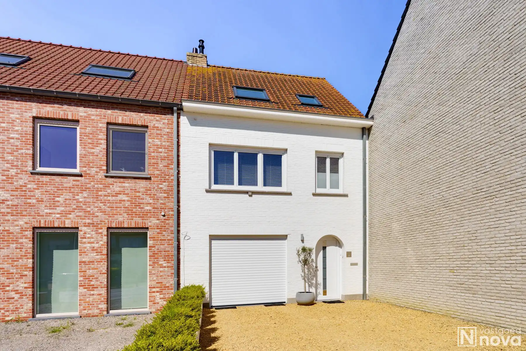 Gerenoveerde woning aan de rand van de stad foto {{pictureIndex}}