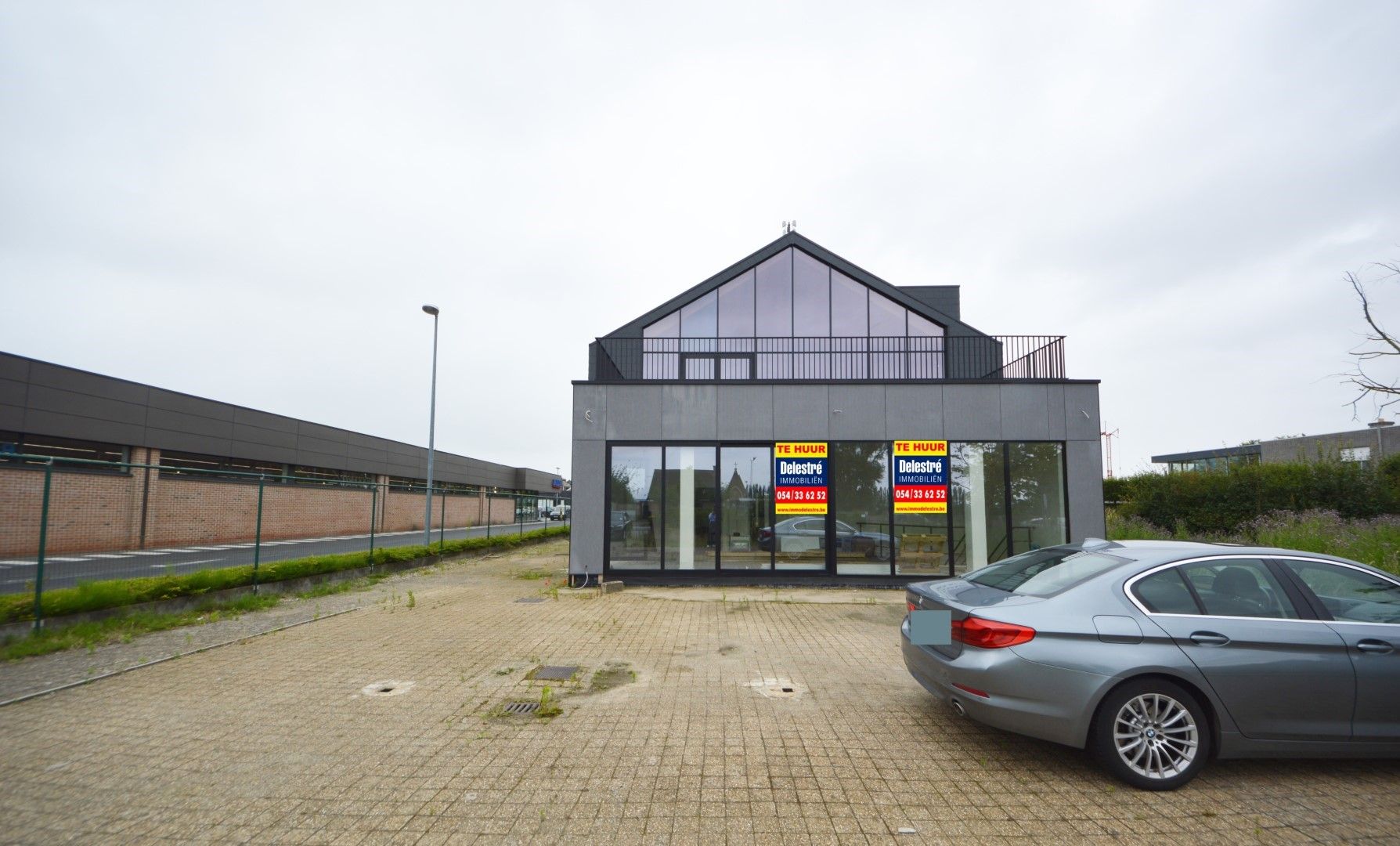 OPMERKELIJK MULTIFUNCTIONEEL BEDRIJFSGEBOUW MET VEEL PARKING foto 1