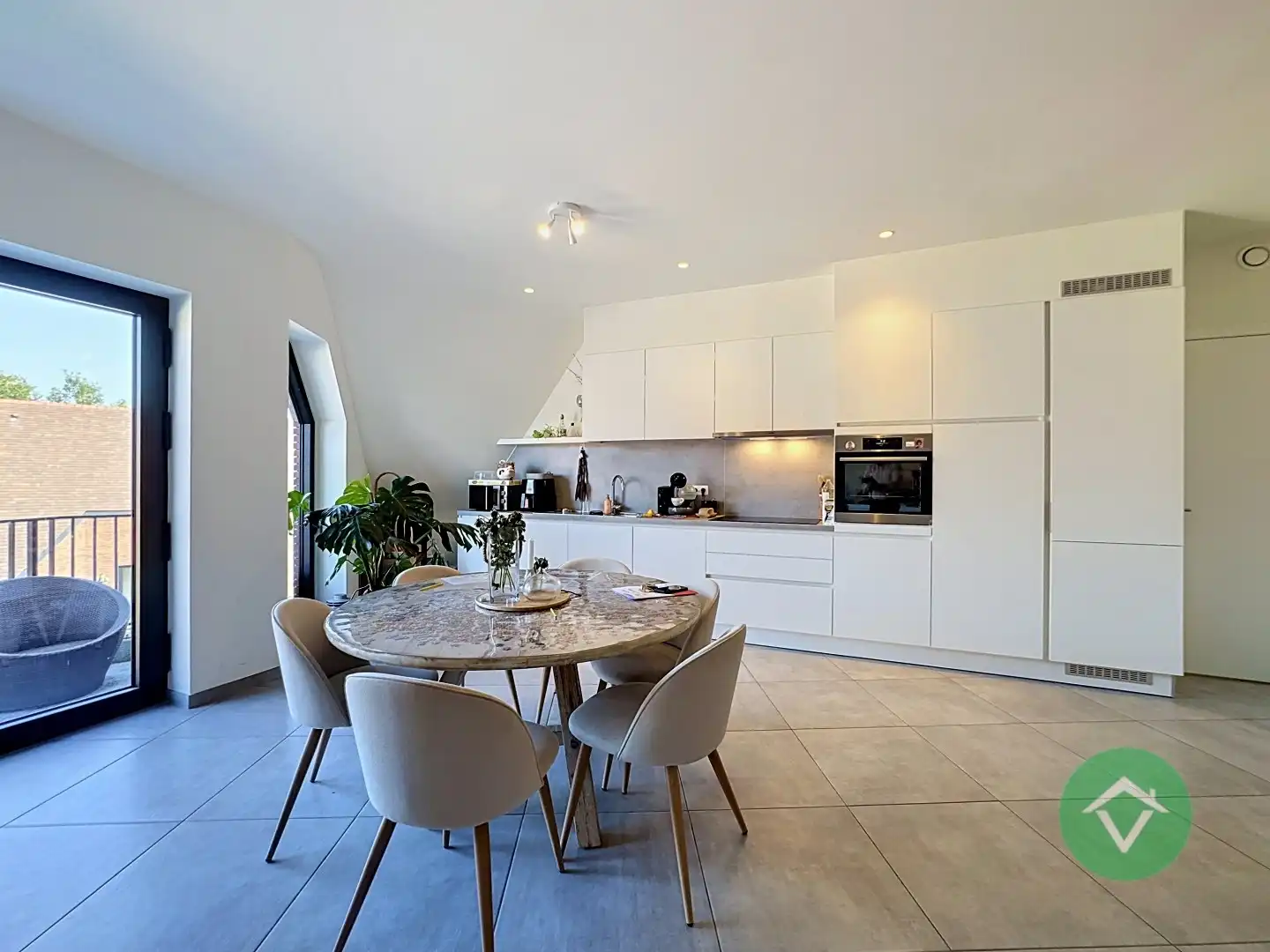 Ruim 3-slaapkamer appartement met 129 m² bewoonbare oppervlakte te Gistel foto 4