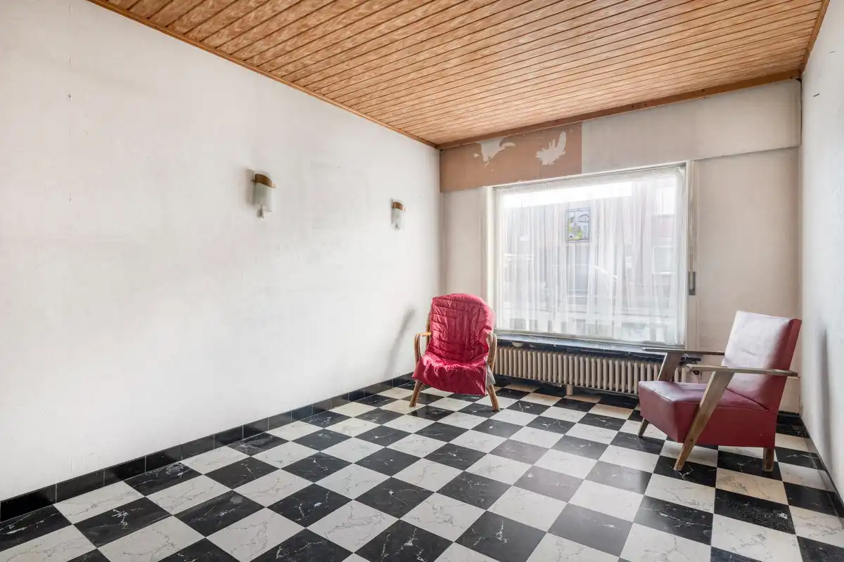 Te renoveren woning met 4 slaapkamers en garage! foto 2