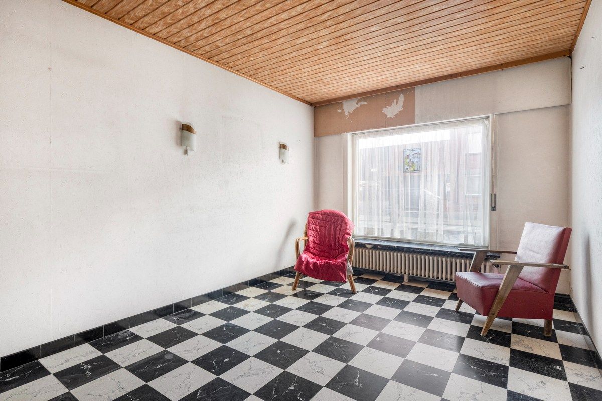 Te renoveren woning met 4 slaapkamers en garage! foto 2