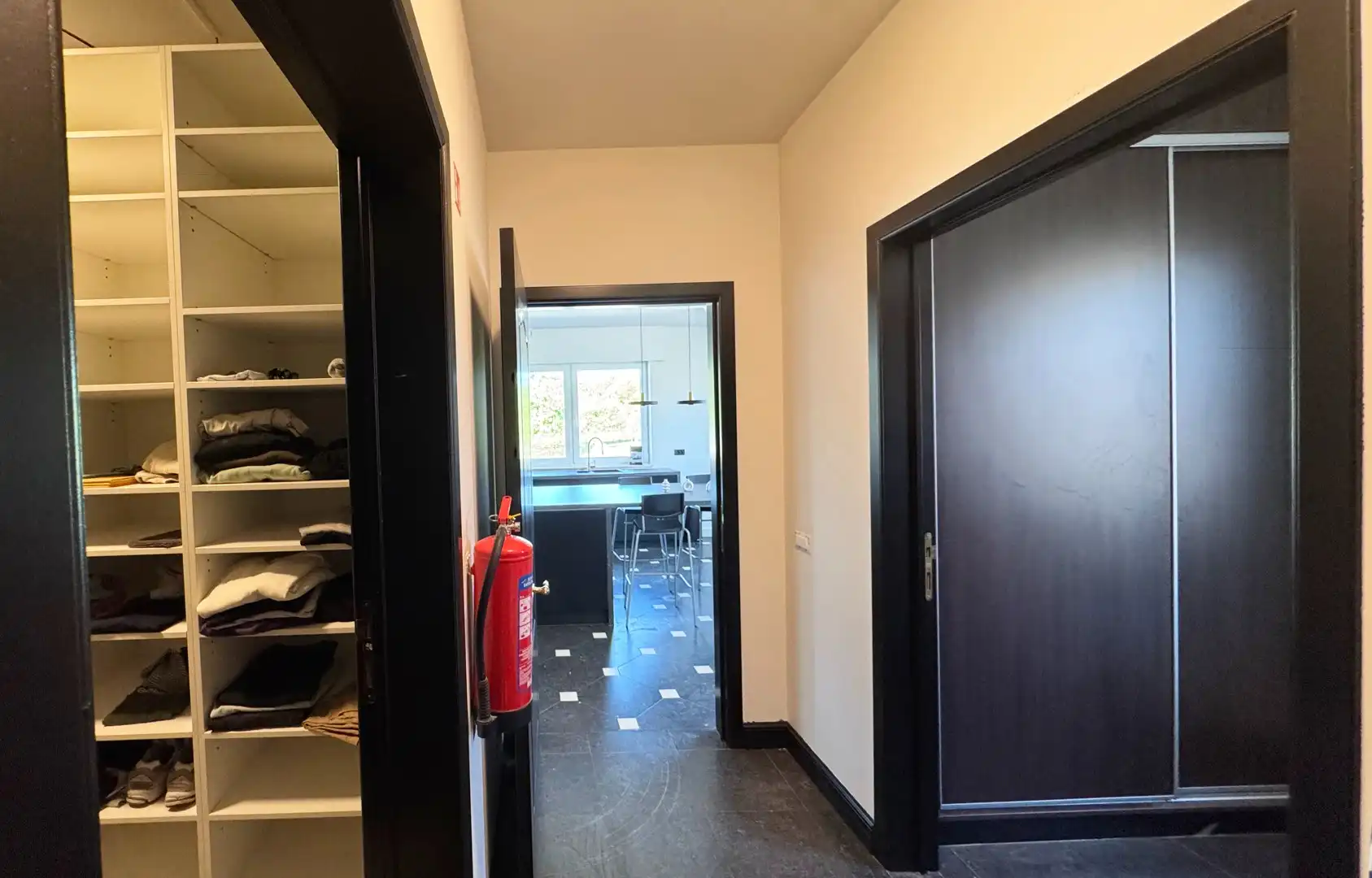 Unieke en ruime villa met 8 slaapkamers, lift, zonnepanelen en 10 parkeerplaatsen op riant perceel van 2.313 m² foto 50